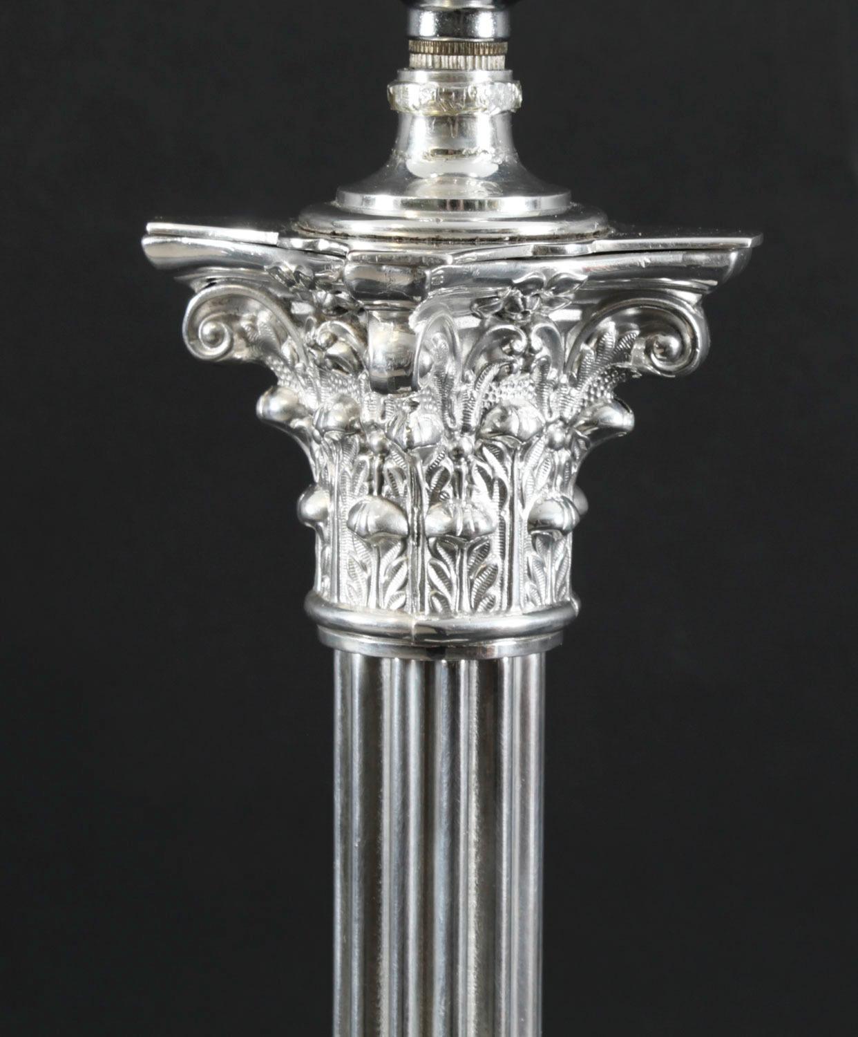 Argent Ancienne lampe de table victorienne à colonne corinthienne en métal argenté 19ème siècle en vente