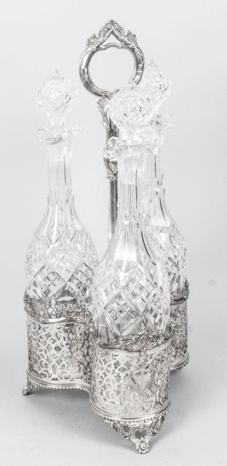 Hervorragende spätviktorianische versilberte Schnapswanne mit drei geschliffenen Kristallkaraffen:: datiert um 1880. 
 
Der versilberte Karaffenständer hat einen zentralen Spatengriff und einen dreilappigen Sockel mit netzartigem und ziseliertem