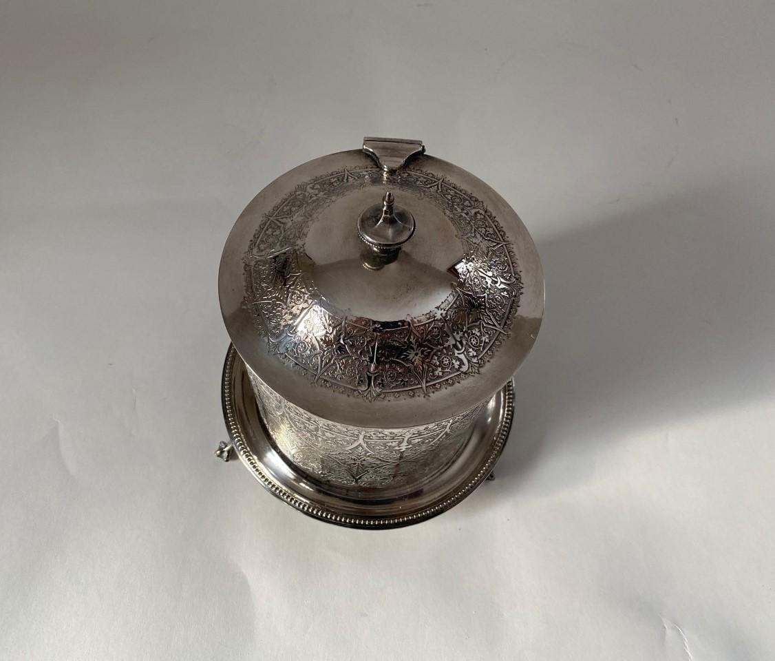 Antique Victorian Silver Plate Round Engraved Biscuit Barrel with Hinged Lid  For Sale 4