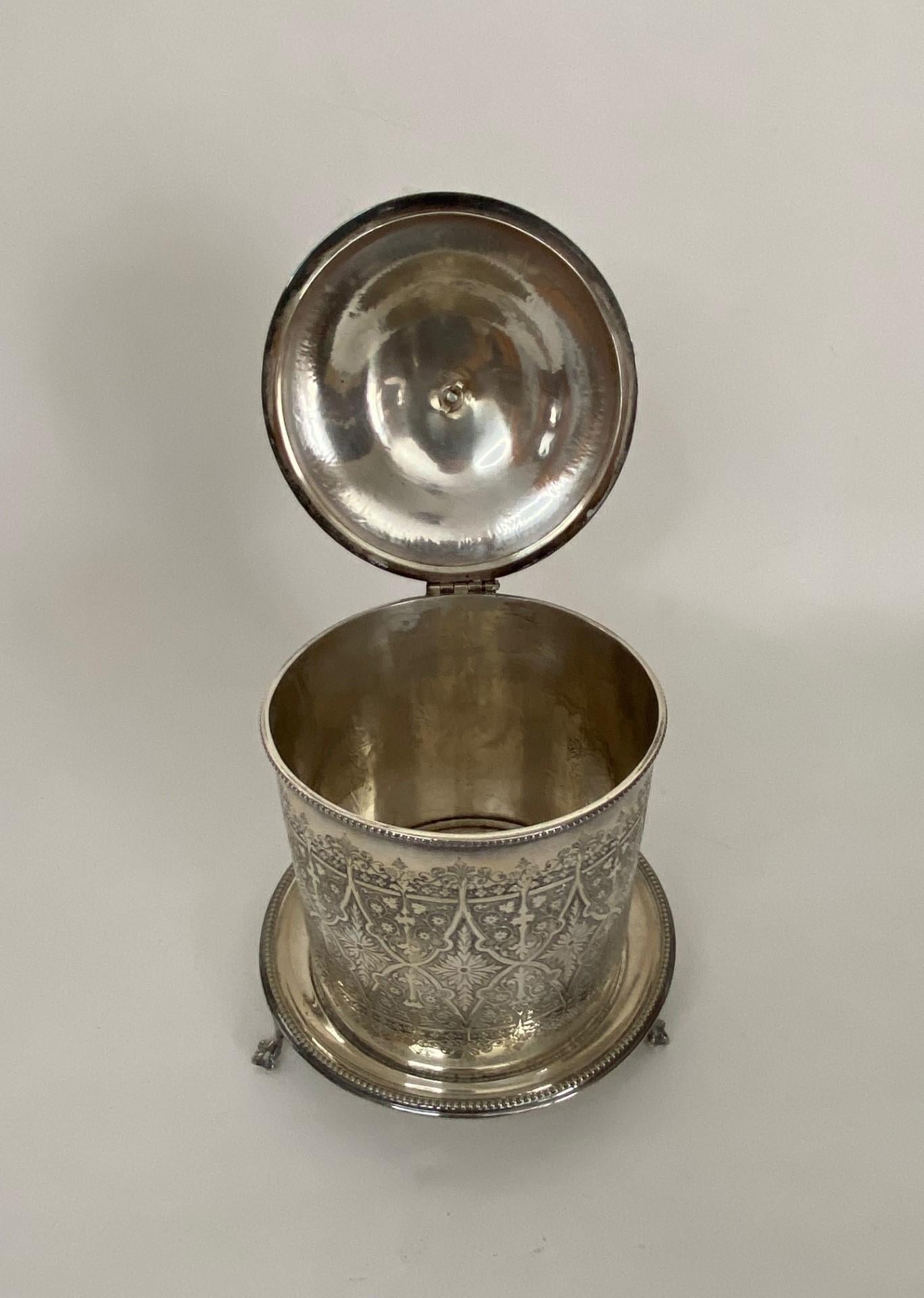 Antiguo Barril Victoriano de Galletas Redondo de Plata Grabado con Tapa de Bisagra en venta 2