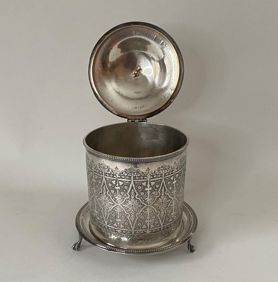 Antique Victorian Silver Plate Round Engraved Biscuit Barrel with Hinged Lid  For Sale 3