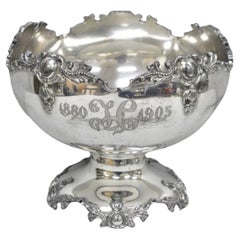 Antica fruttiera vittoriana placcata in argento "1880 H 1905" con piedistallo a monogramma
