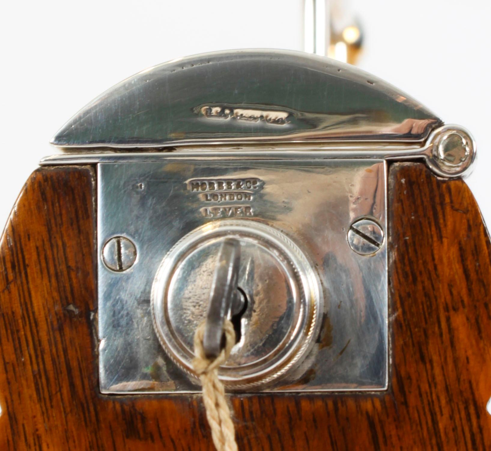 Antico Vittoriano  Tantalus a 3 bottiglie placcato in argento di Hobbs & Co. del XIX secolo in vendita 7