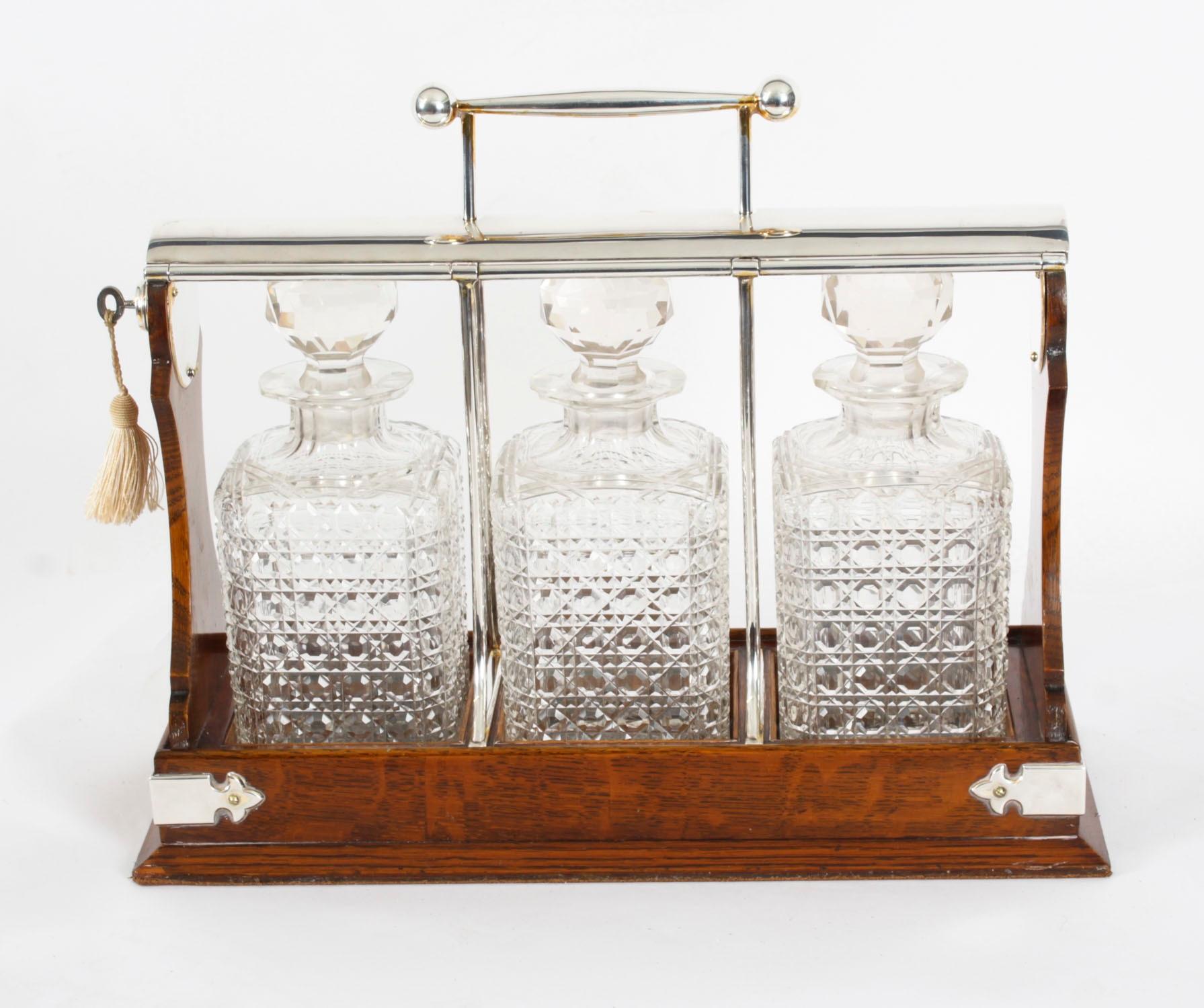 Un attraente set di tre bottiglie tantalus in argento inglese vittoriano montato su Oak di Hobbs & Co. risalente al 1870 circa.

È dotato di un esclusivo meccanismo di chiusura brevettato 