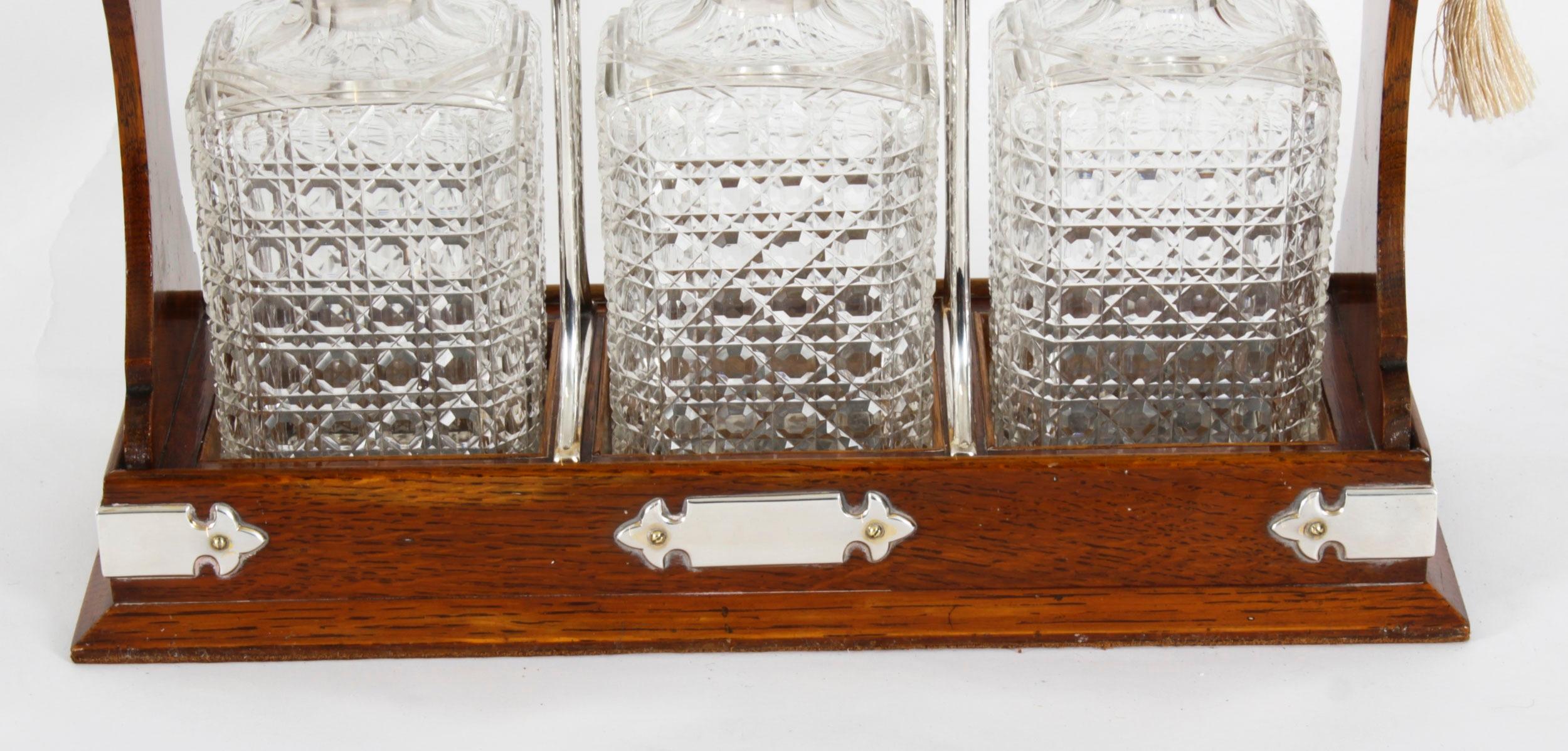 Inglese Antico Vittoriano  Tantalus a 3 bottiglie placcato in argento di Hobbs & Co. del XIX secolo in vendita
