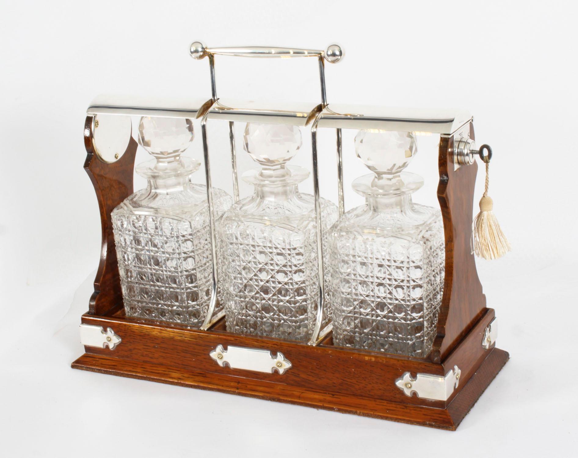 Antico Vittoriano  Tantalus a 3 bottiglie placcato in argento di Hobbs & Co. del XIX secolo in vendita 1