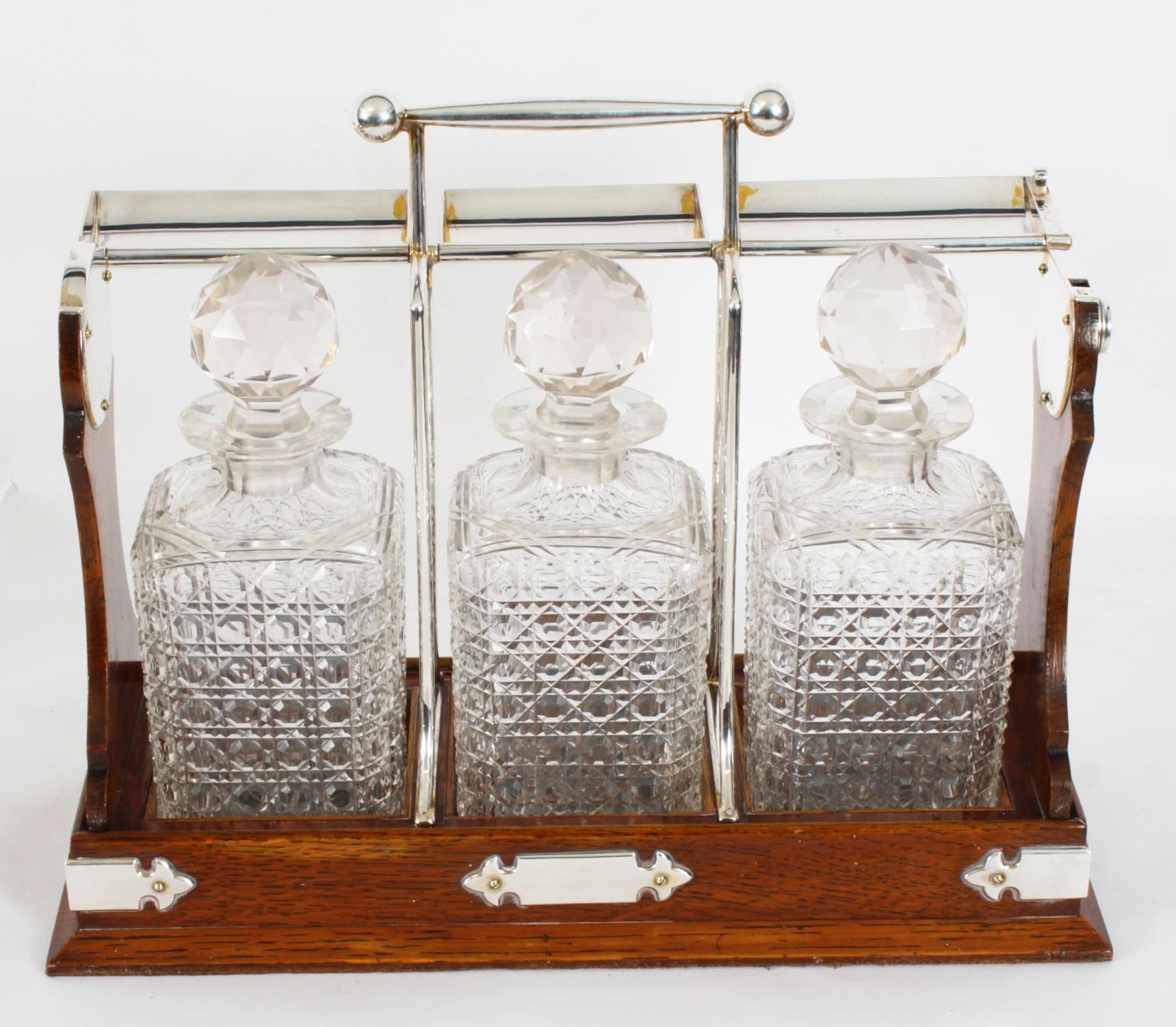 Antico Vittoriano  Tantalus a 3 bottiglie placcato in argento di Hobbs & Co. del XIX secolo in vendita 2