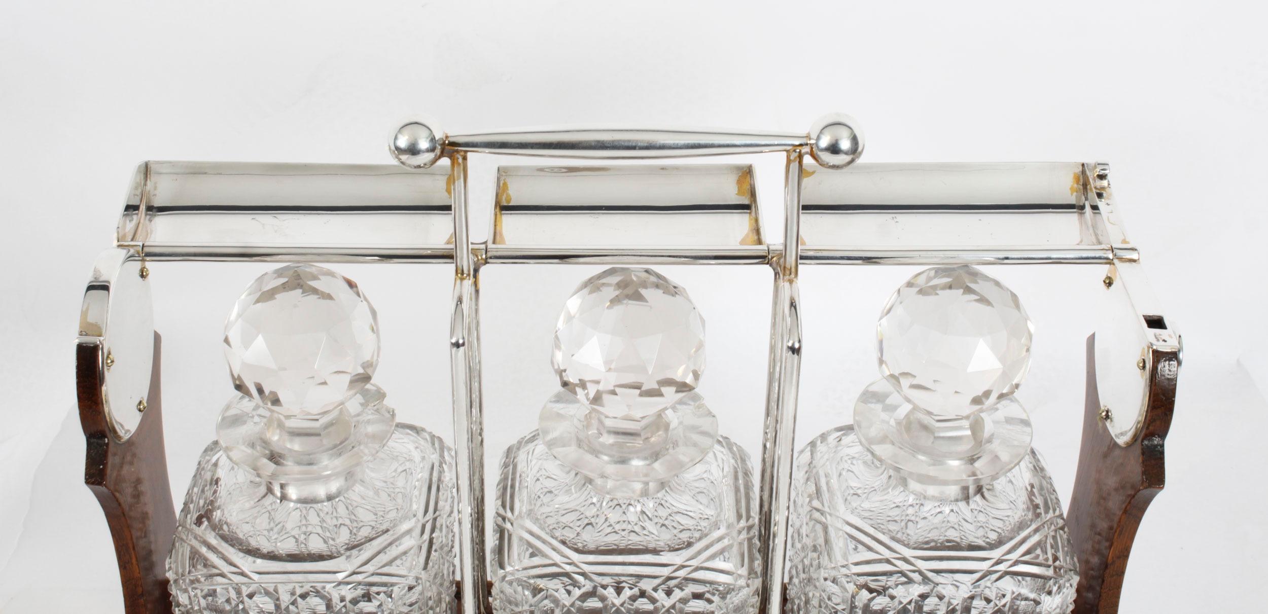 Antico Vittoriano  Tantalus a 3 bottiglie placcato in argento di Hobbs & Co. del XIX secolo in vendita 3