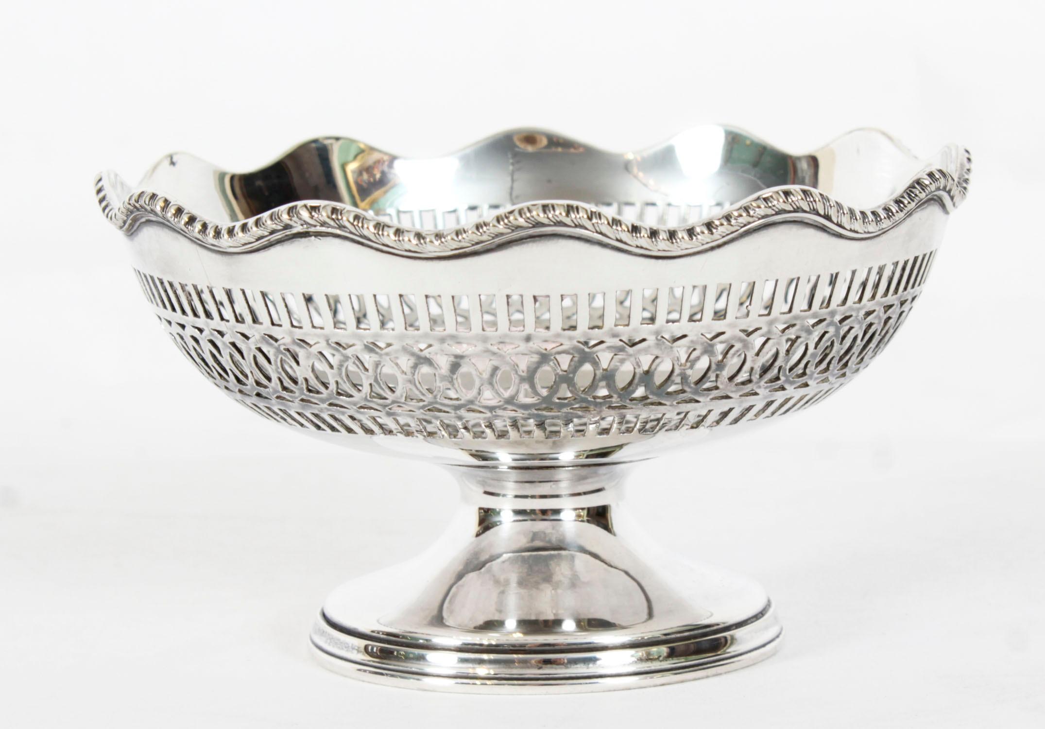 Si tratta di un meraviglioso piatto antico vittoriano placcato in argento con i marchi dei rinomati argentieri Elkington & Co. e datato 1871.

Il piatto è caratterizzato da un bordo perlinato con decorazione a reticolo traforato e poggiato su una