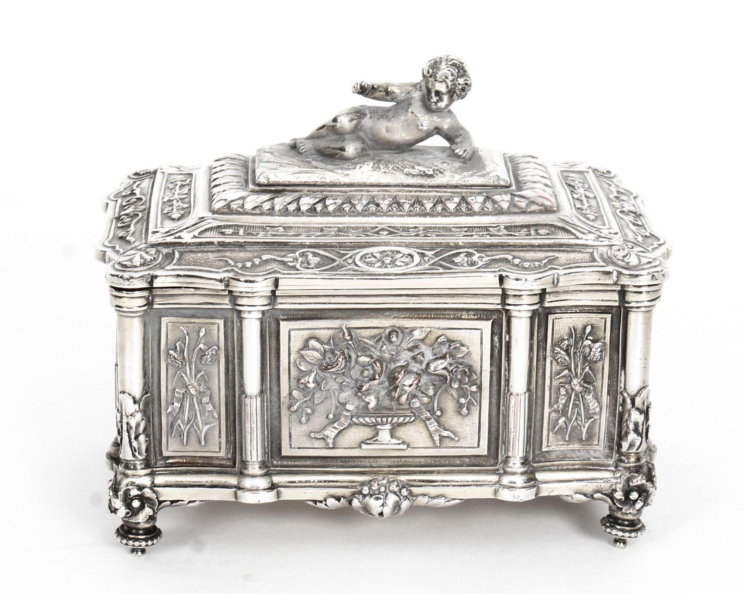 This is a beautiful antique Victorian silver plated casket bearing the incised stamped makers mark of the world renowned silversmith firm Mappin & Webb, circa 1880 in date.
 
This wonderful casket is of very high quality and features superb