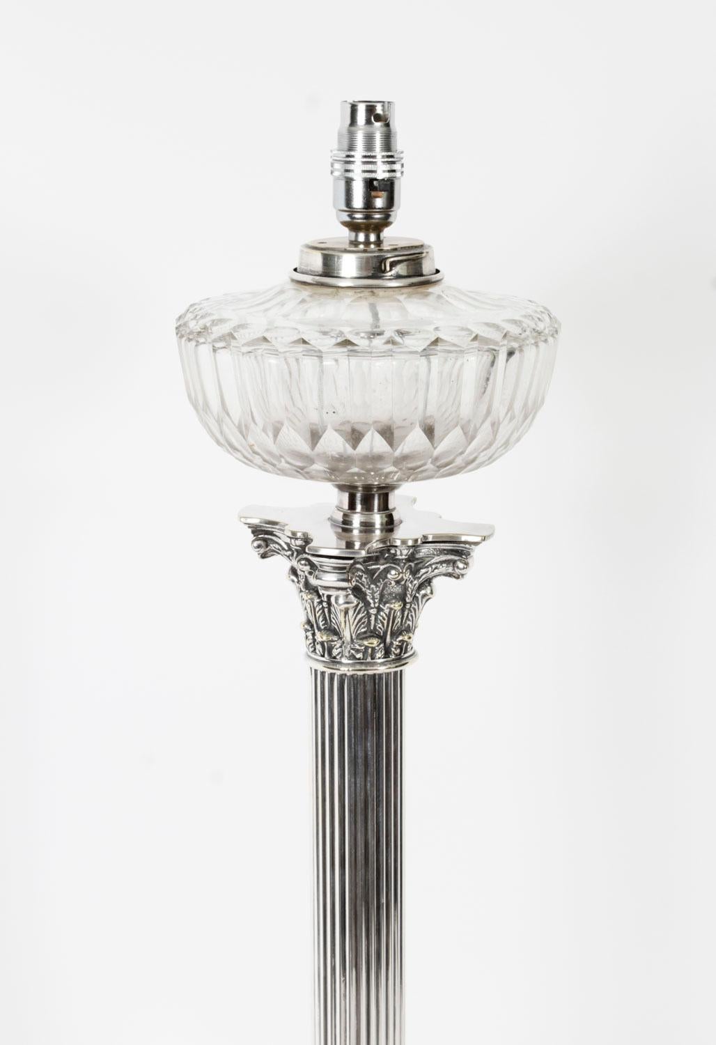 Il s'agit d'une splendide lampe à huile victorienne ancienne à colonne corinthienne argentée, aujourd'hui convertie à l'électricité, datant d'environ 1880.

Cette lampe de table antique décorative présente un élégant chapiteau corinthien orné d'un