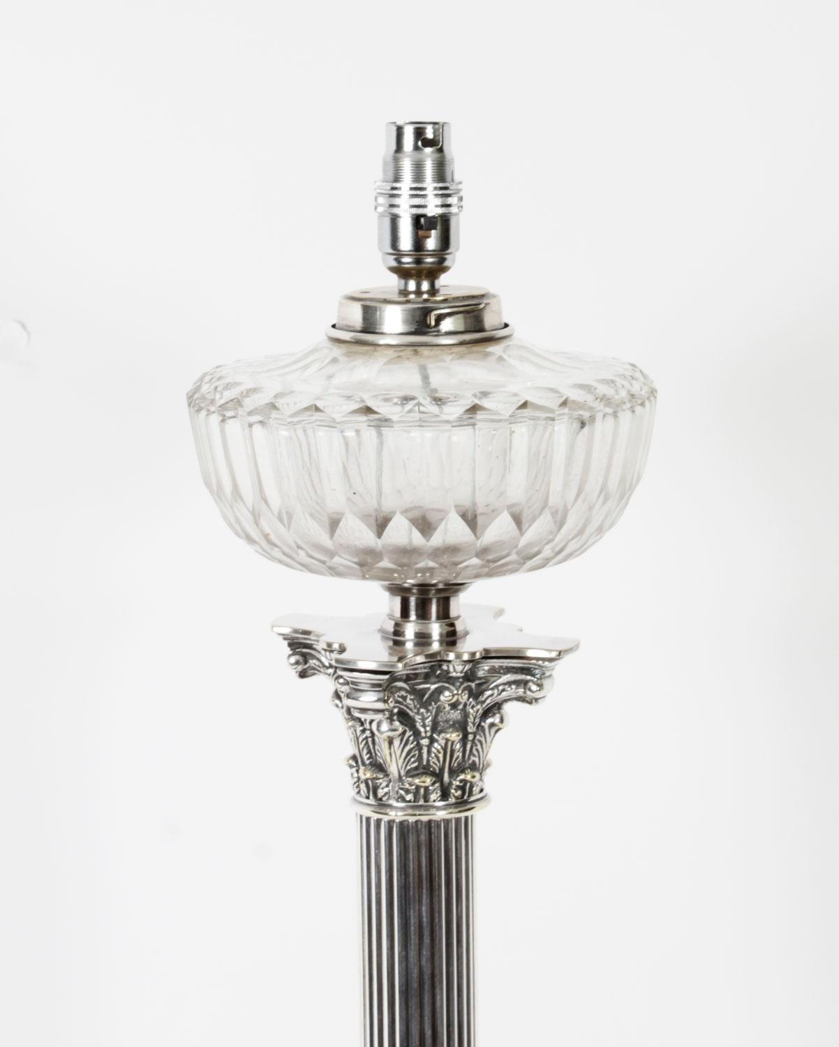 Anglais Ancienne lampe de table victorienne à colonne corinthienne plaquée argent 19ème siècle en vente