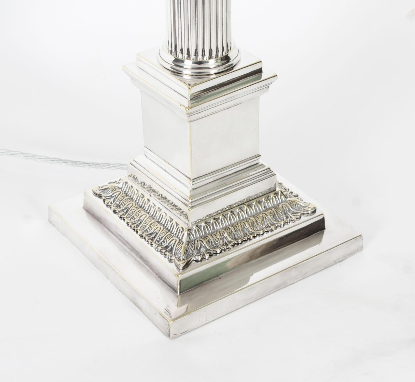 Fin du XIXe siècle Ancienne lampe de table victorienne à colonne corinthienne plaquée argent 19ème siècle en vente