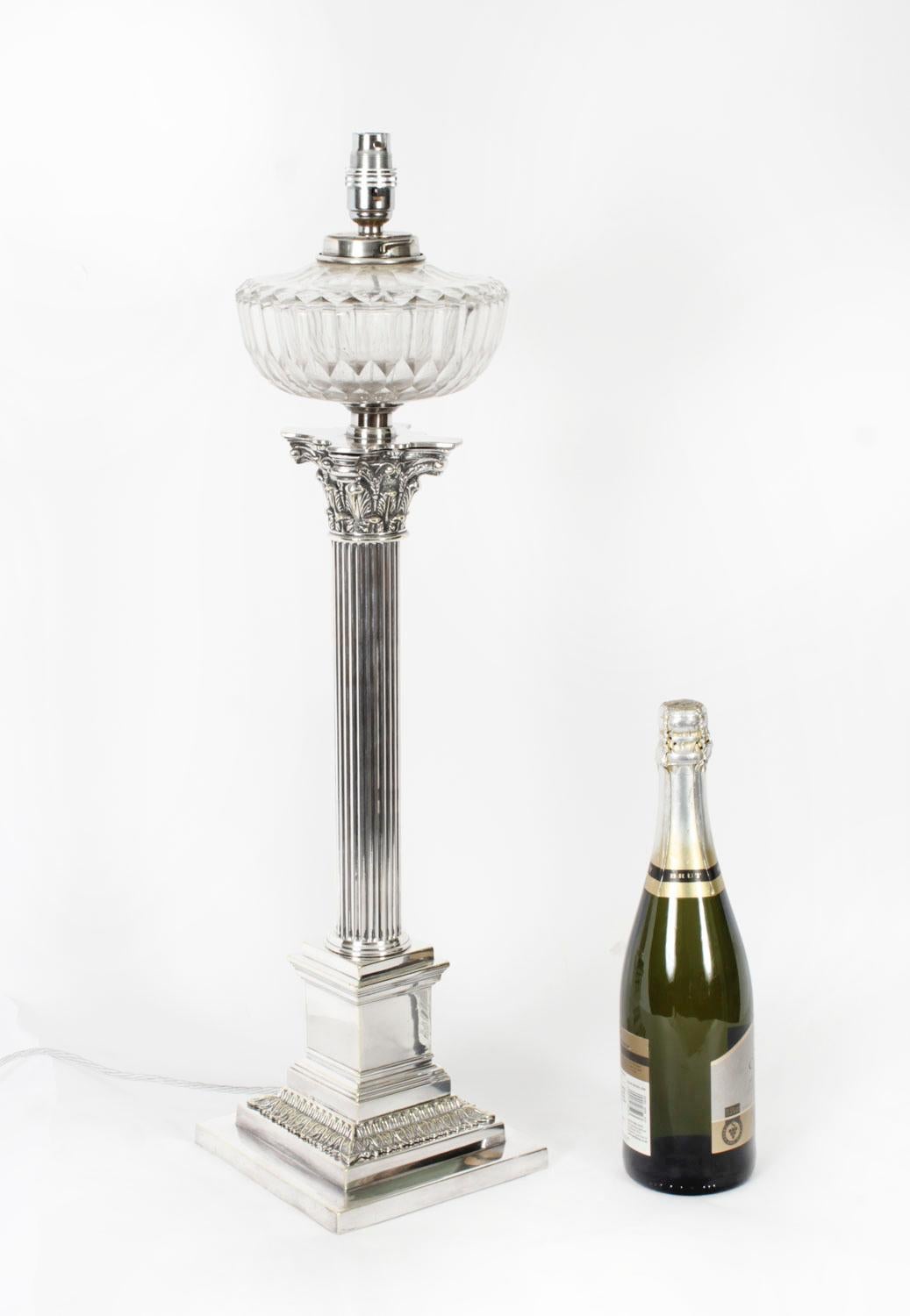 Plaqué argent Ancienne lampe de table victorienne à colonne corinthienne plaquée argent 19ème siècle en vente