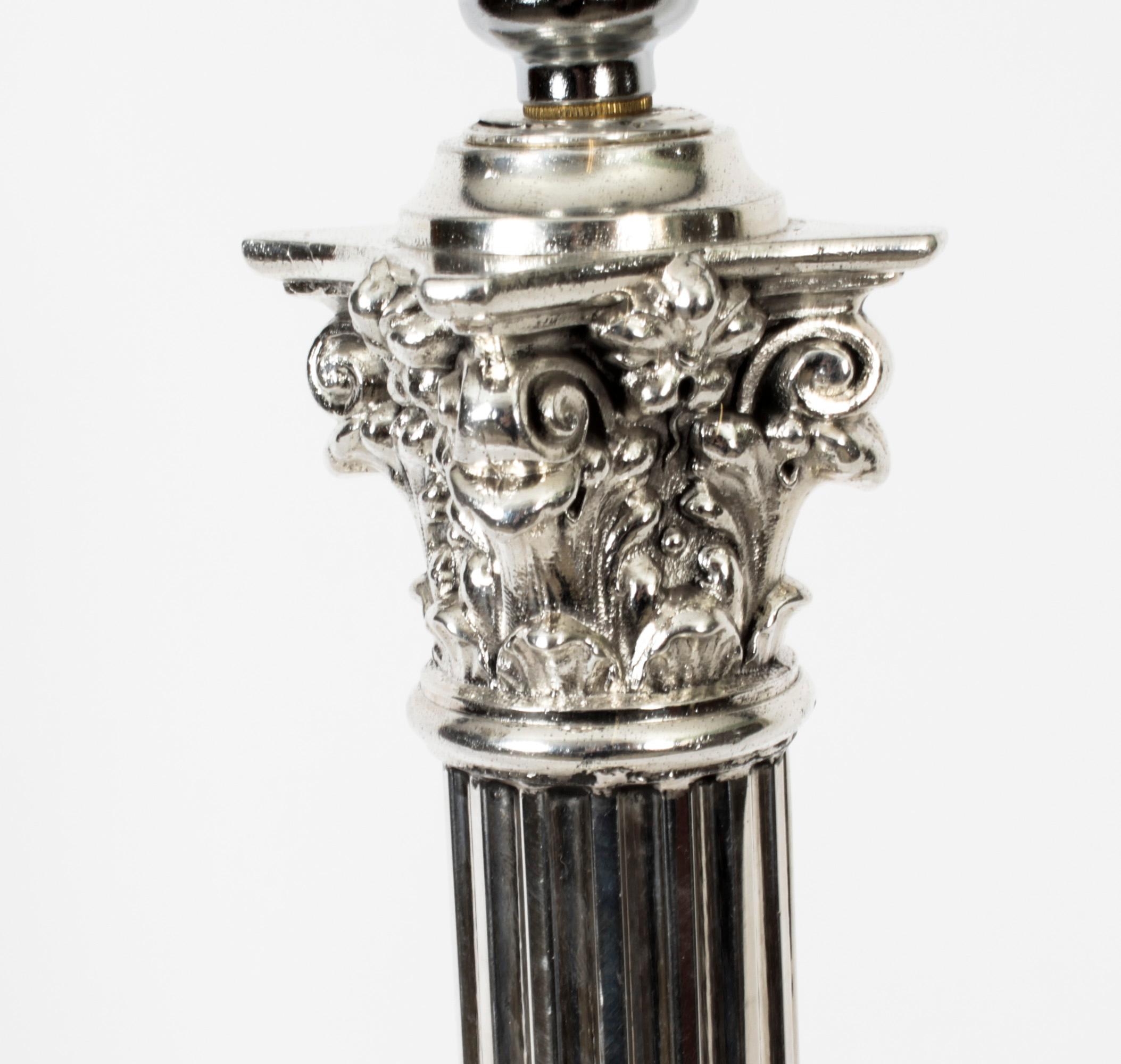 Victorien Ancienne lampe de bureau victorienne à colonne corinthienne en métal argenté, fin du 19ème siècle en vente