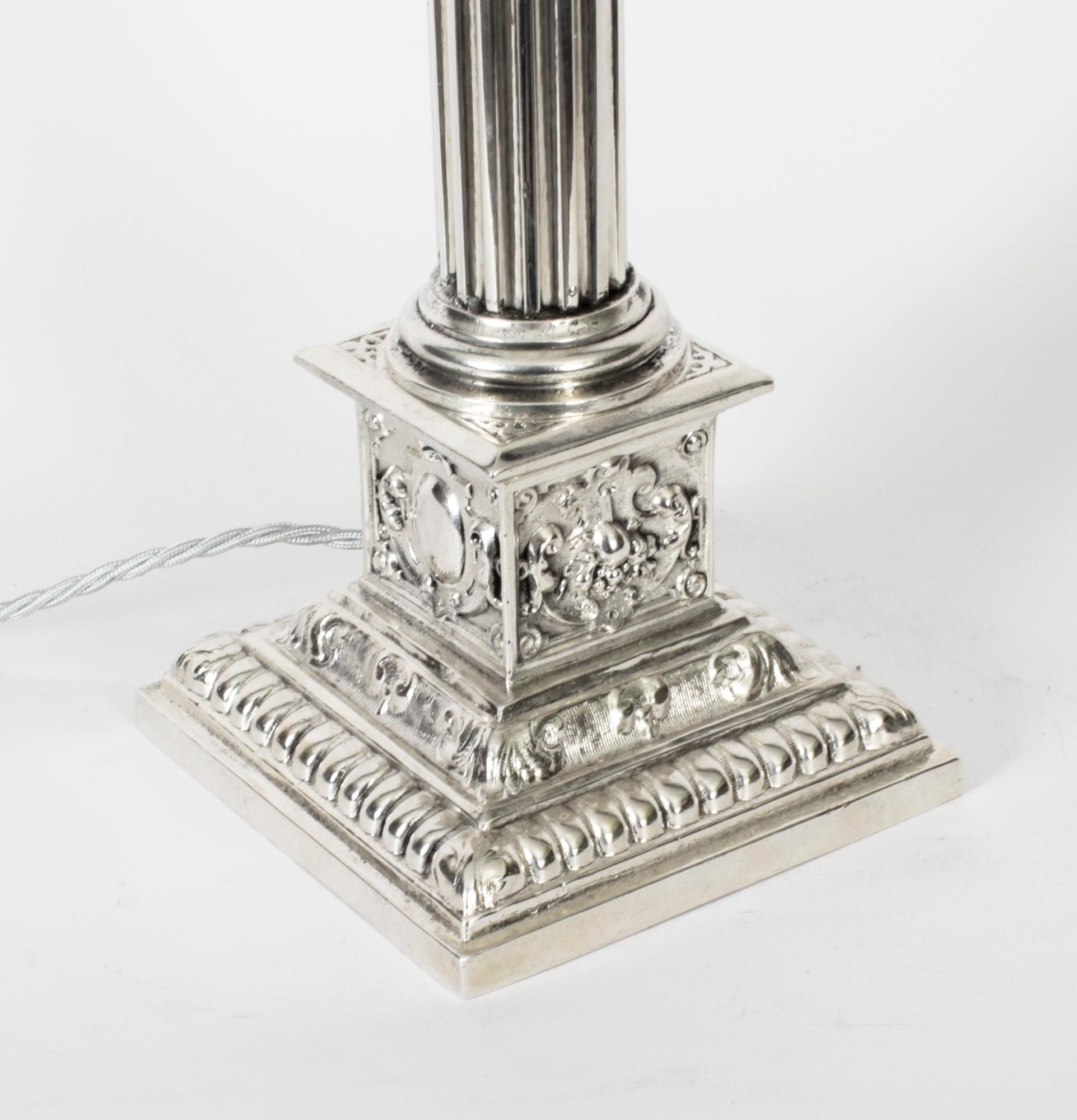 Anglais Ancienne lampe de bureau victorienne à colonne corinthienne en métal argenté, fin du 19ème siècle en vente