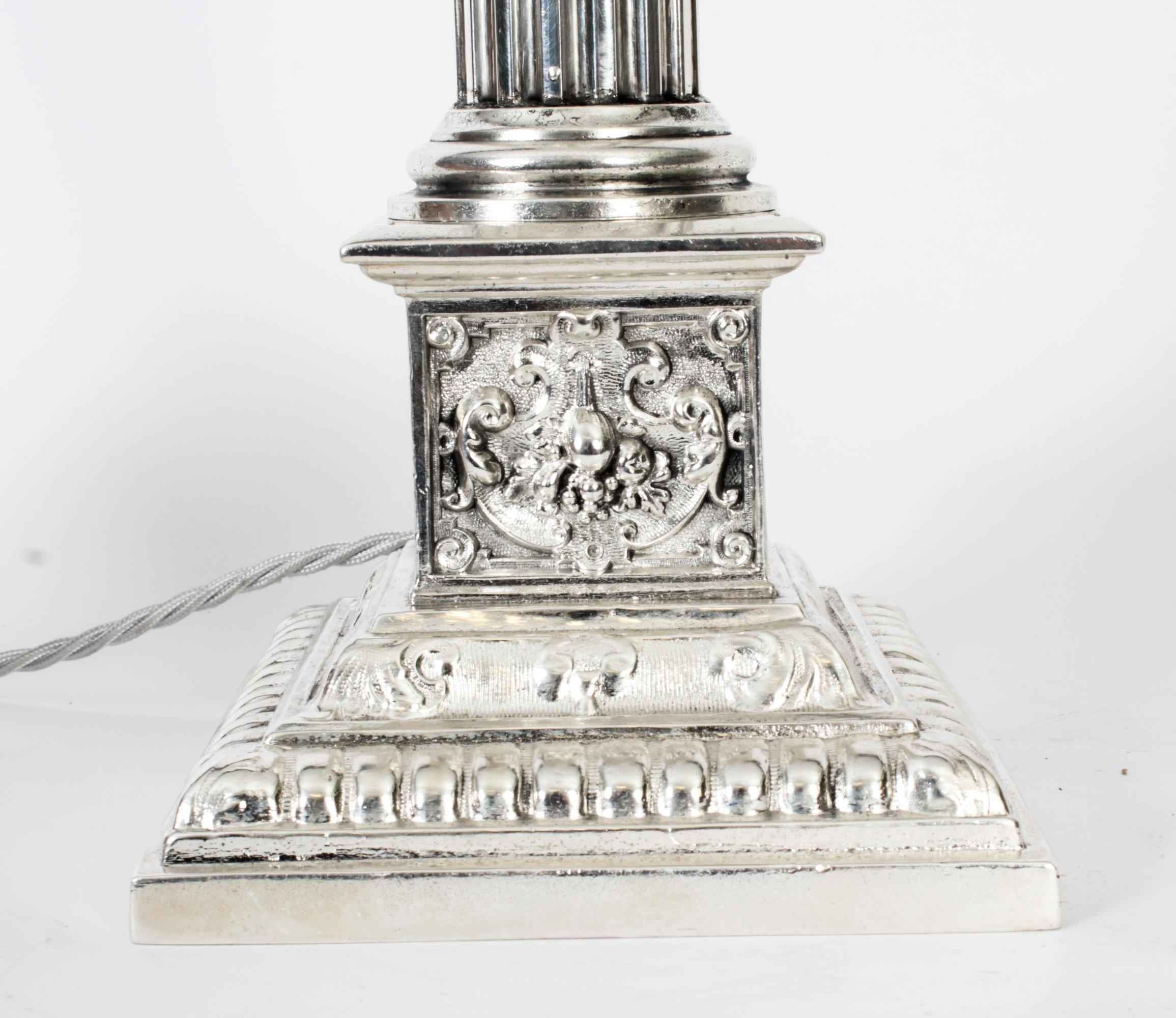 Fin du XIXe siècle Ancienne lampe de bureau victorienne à colonne corinthienne en métal argenté, fin du 19ème siècle en vente