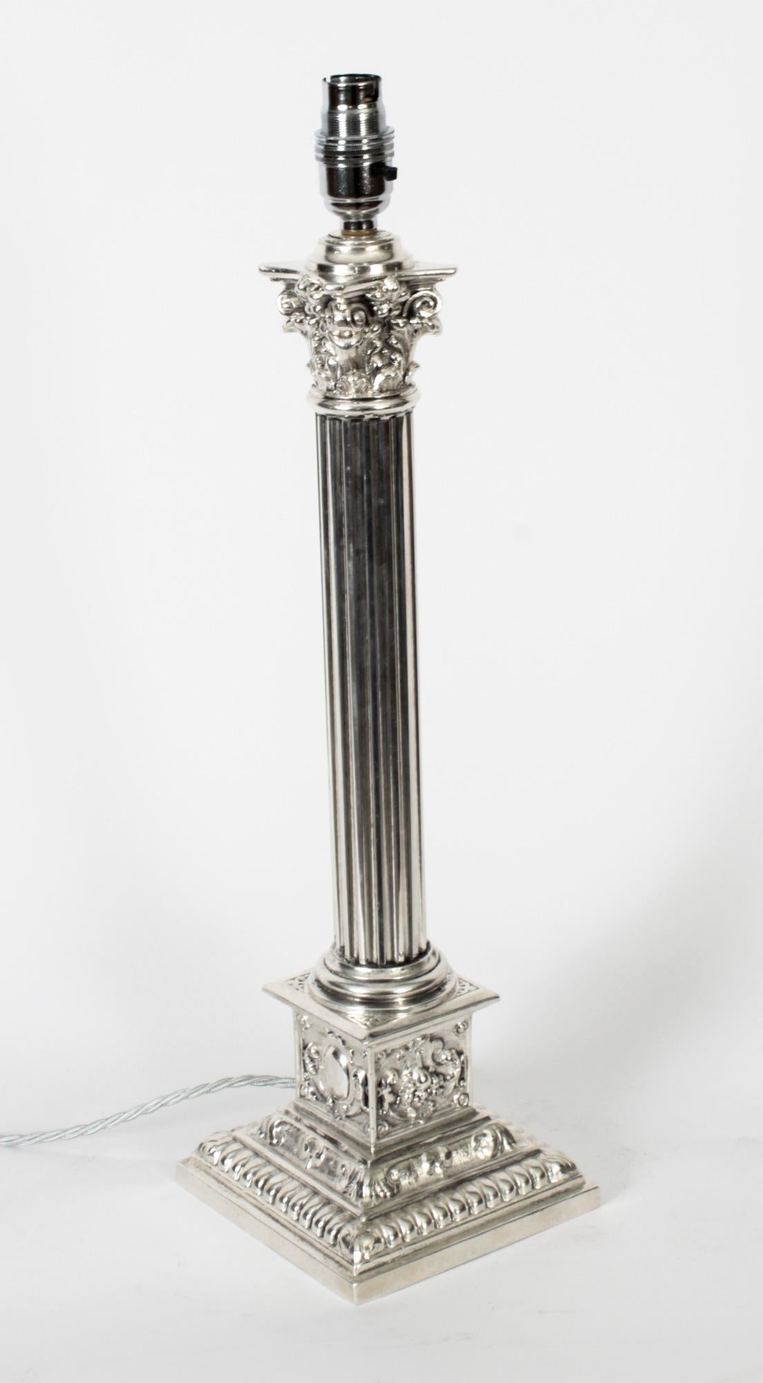 Ancienne lampe de bureau victorienne à colonne corinthienne en métal argenté, fin du 19ème siècle en vente 1