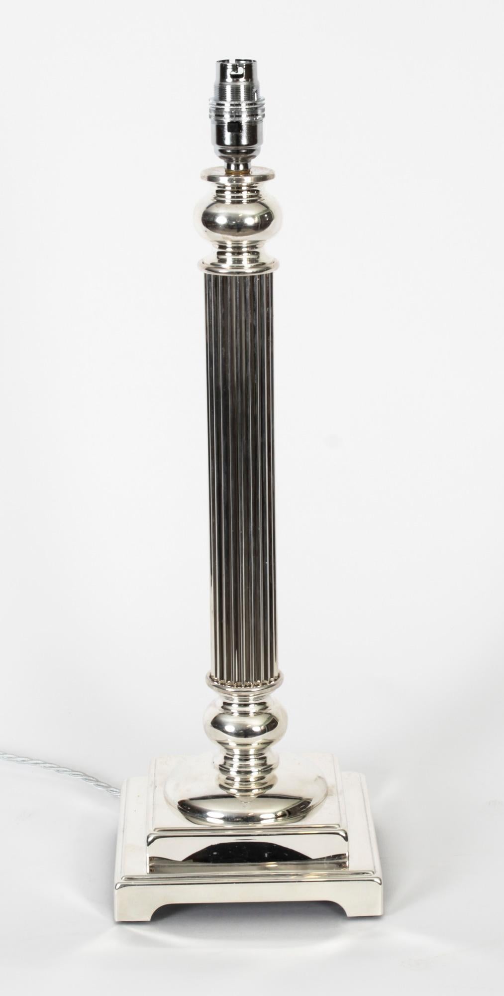Il s'agit d'une impressionnante lampe de table à colonne dorique victorienne argentée, datant d'environ 1890 et convertie plus tard à l'électricité.
 
Il présente un chapiteau dorique classique décoré d'une tige cylindrique cannelée sur une base