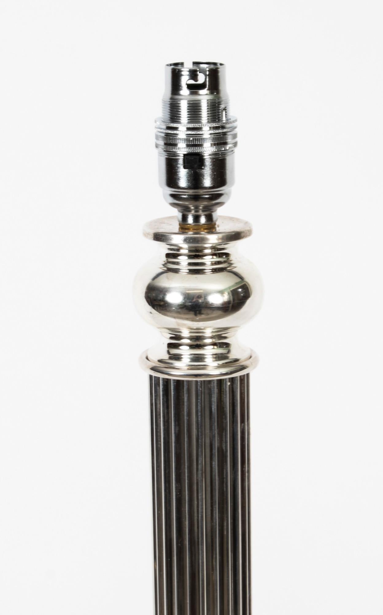 Victorien Ancienne lampe de table victorienne à colonne dorique en métal argenté 19ème siècle en vente