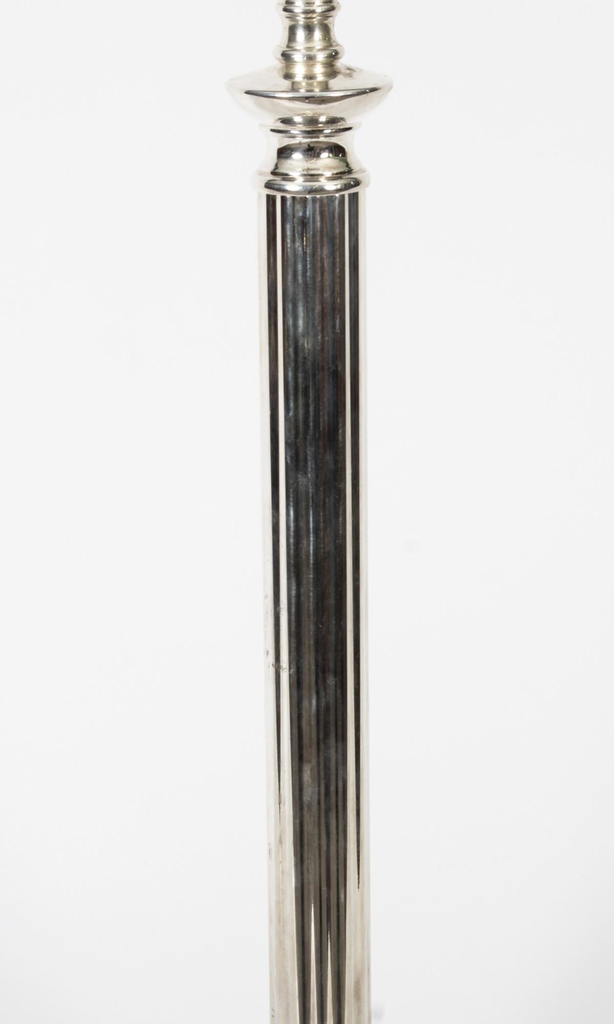 Victorien Ancienne lampe de table victorienne à colonne dorique en métal argenté, fin du 19e siècle en vente