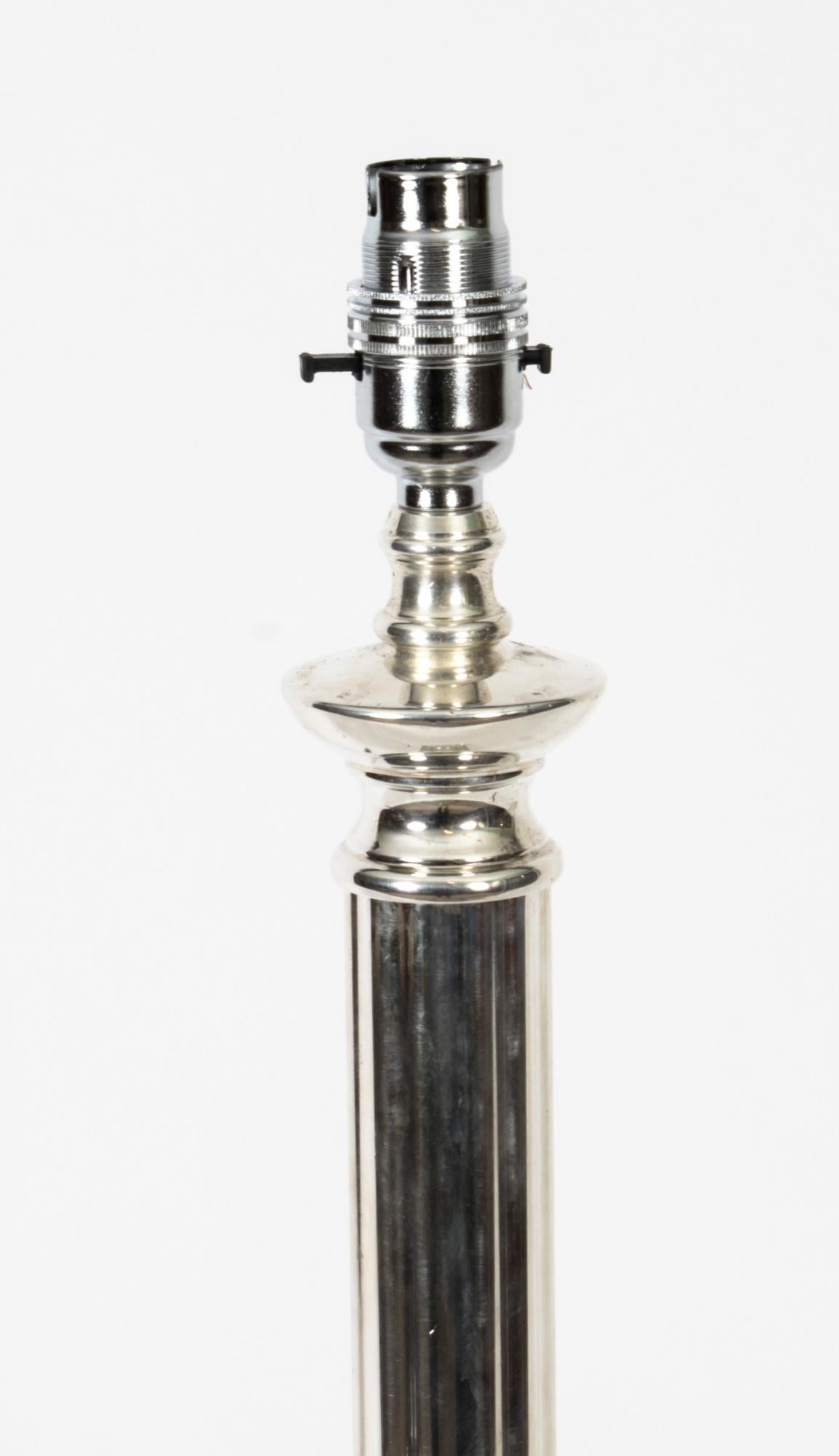 Anglais Ancienne lampe de table victorienne à colonne dorique en métal argenté, fin du 19e siècle en vente