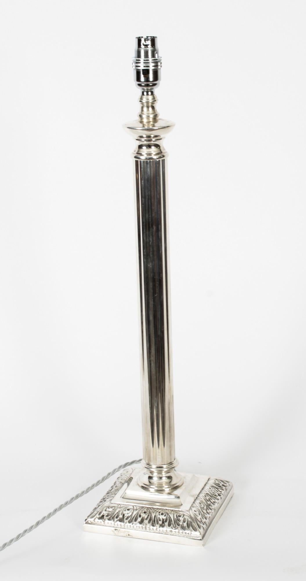 Ancienne lampe de table victorienne à colonne dorique en métal argenté, fin du 19e siècle Bon état - En vente à London, GB