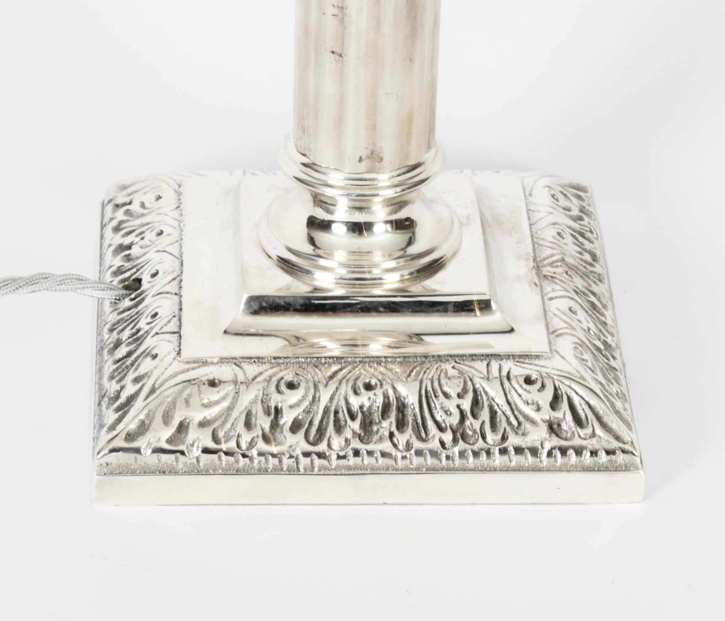 Fin du XIXe siècle Ancienne lampe de table victorienne à colonne dorique en métal argenté, fin du 19e siècle en vente