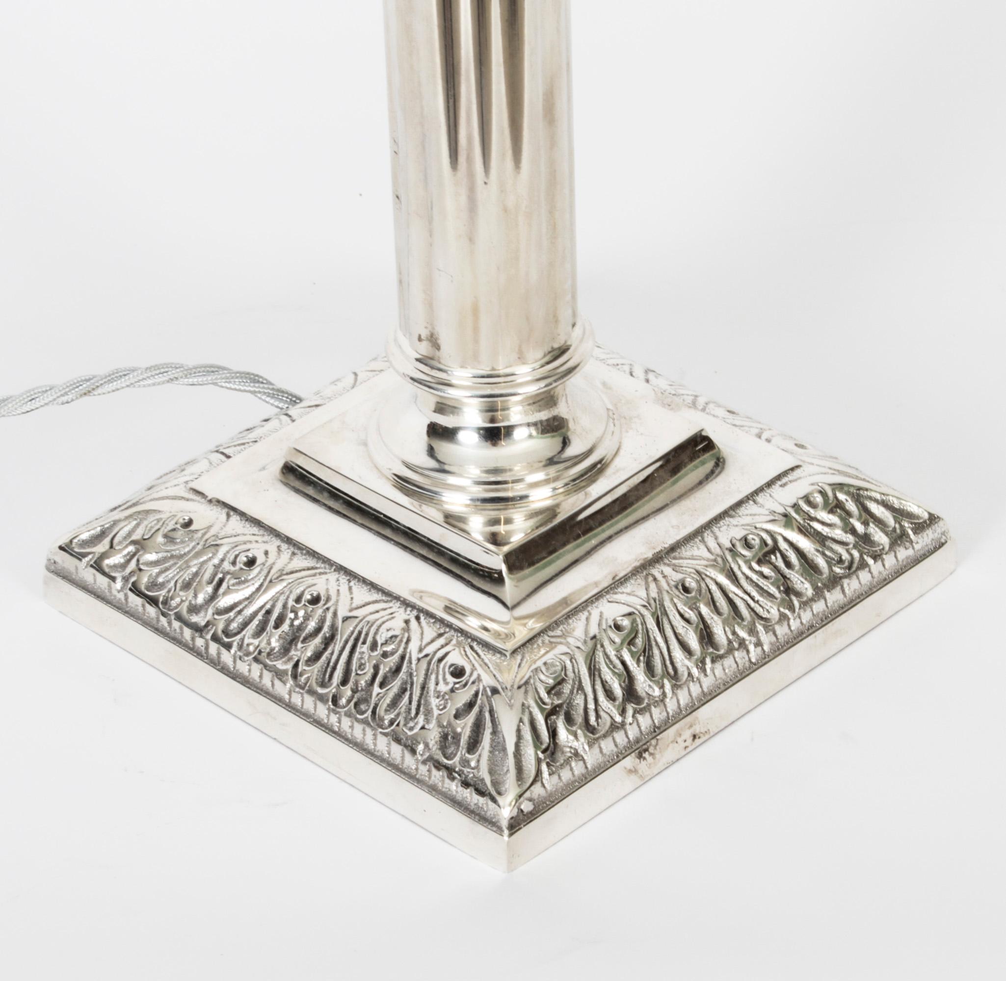 Plaqué argent Ancienne lampe de table victorienne à colonne dorique en métal argenté, fin du 19e siècle en vente