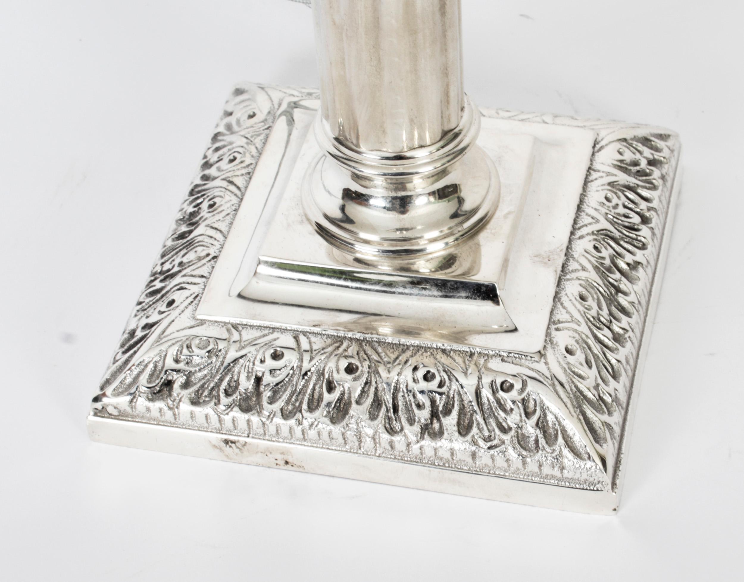 Ancienne lampe de table victorienne à colonne dorique en métal argenté, fin du 19e siècle en vente 1