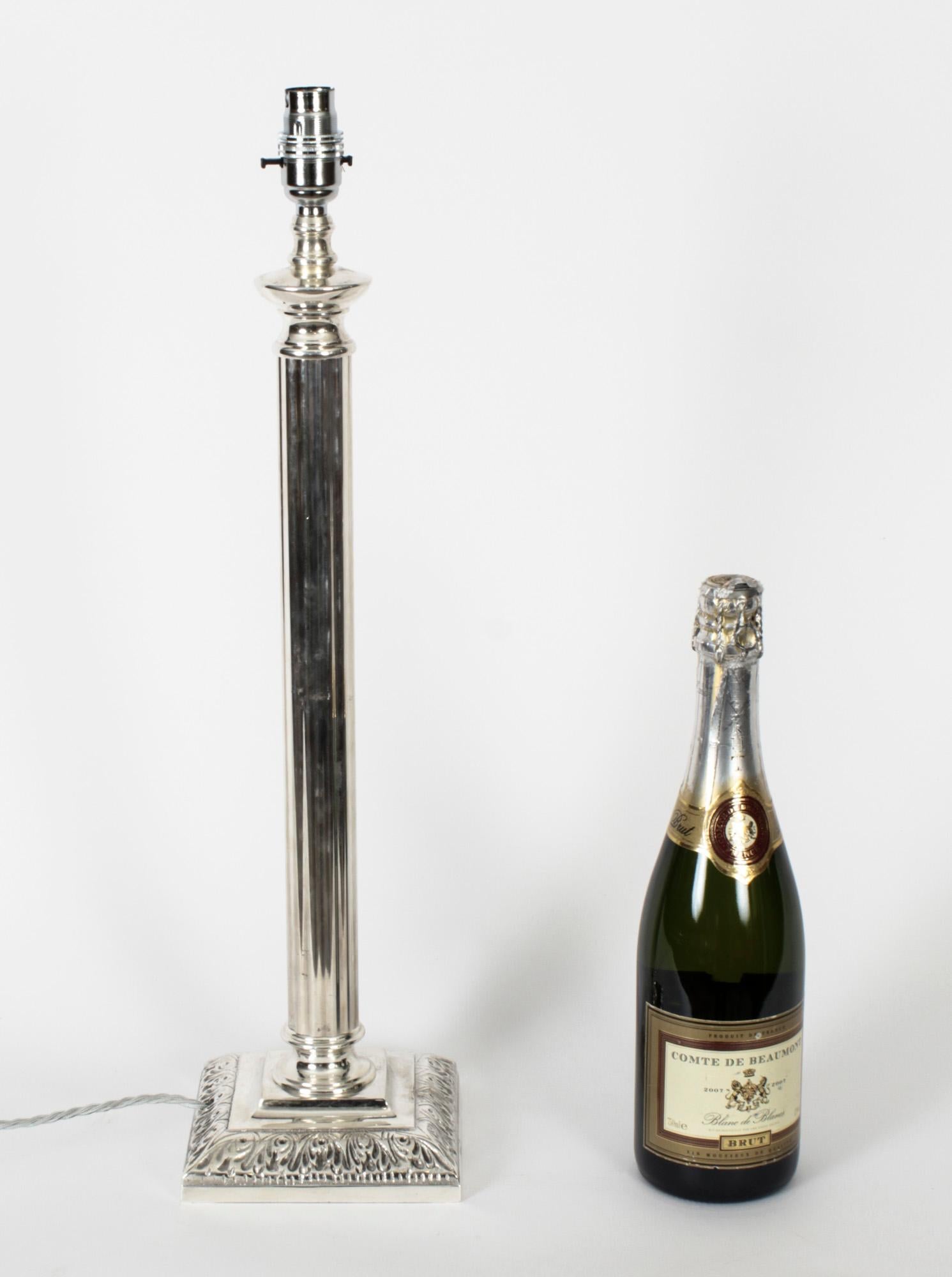 Ancienne lampe de table victorienne à colonne dorique en métal argenté, fin du 19e siècle en vente 2
