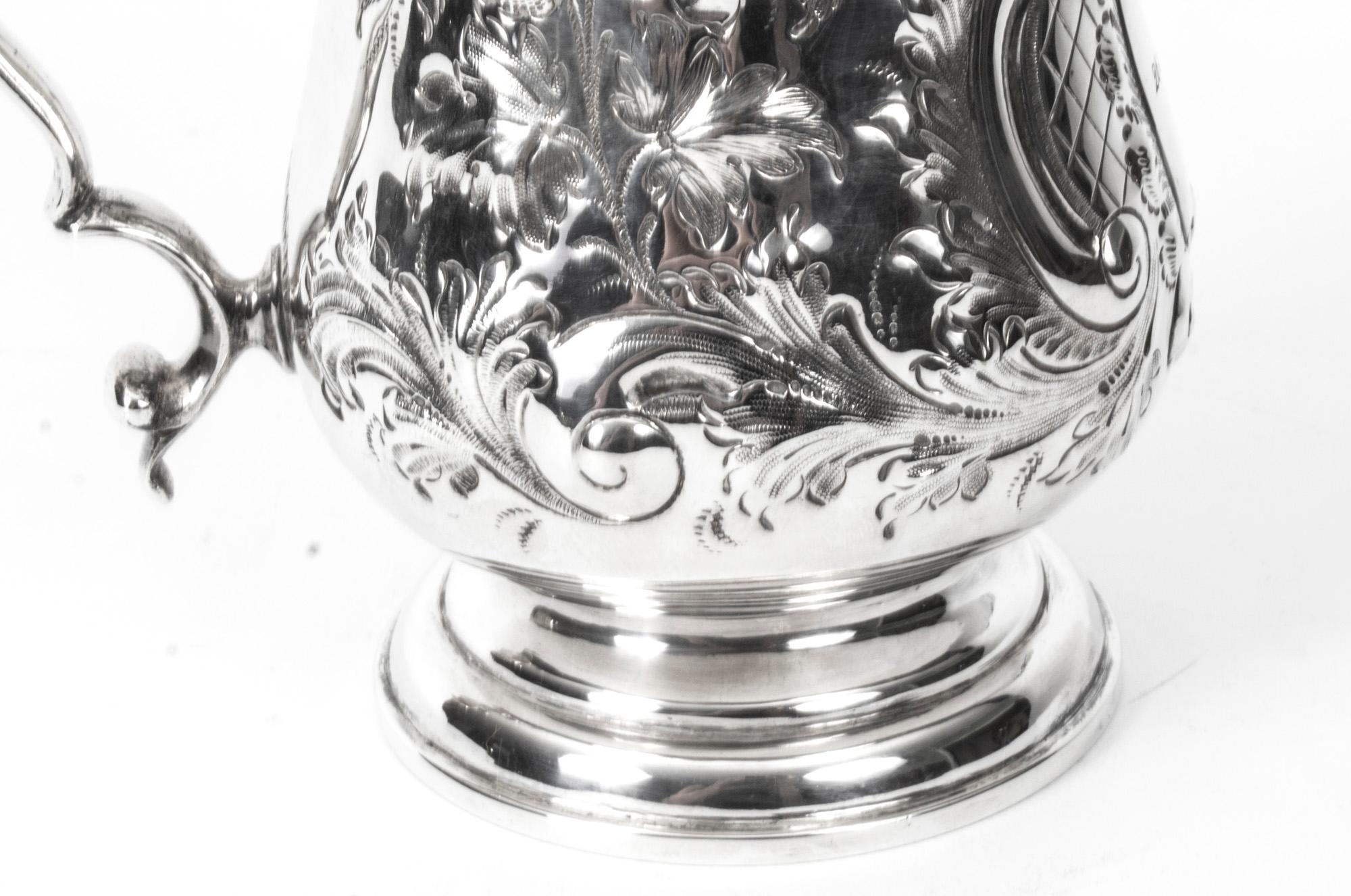 Anglais Ancienne tasse victorienne en métal argenté embossé et gravé 19ème siècle en vente