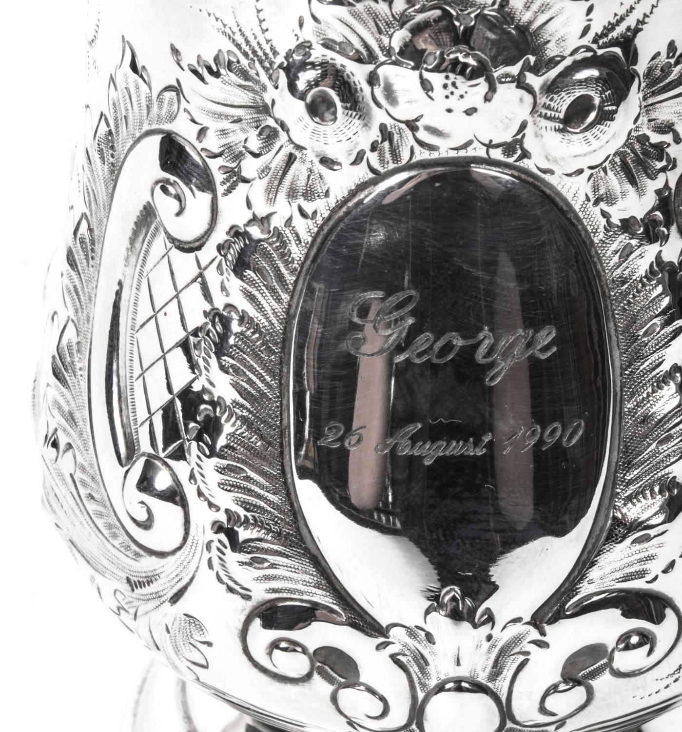Plaqué argent Ancienne tasse victorienne en métal argenté embossé et gravé 19ème siècle en vente
