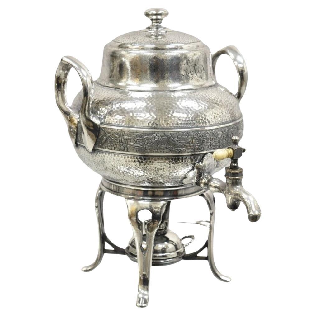 Ancienne cafetière Samovar victorienne plaquée argent martelé à la main en vente