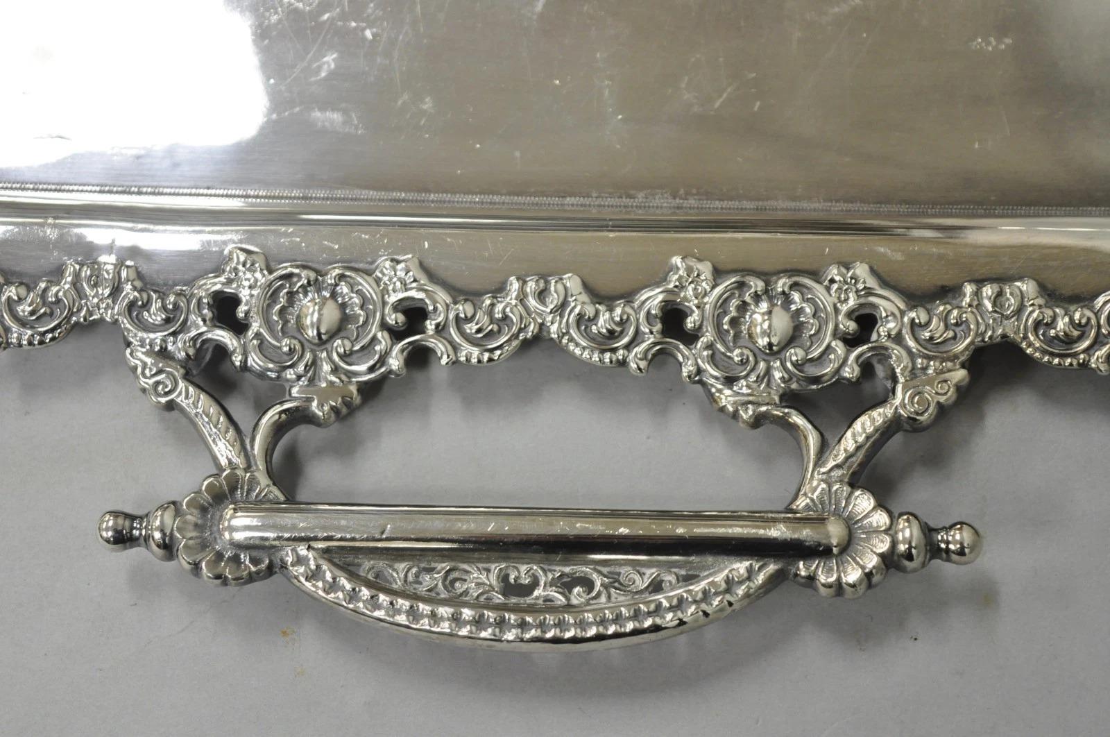 Sconosciuto Antico vassoio da portata vittoriano in argento placcato con due maniglie di A. Wilcox in vendita