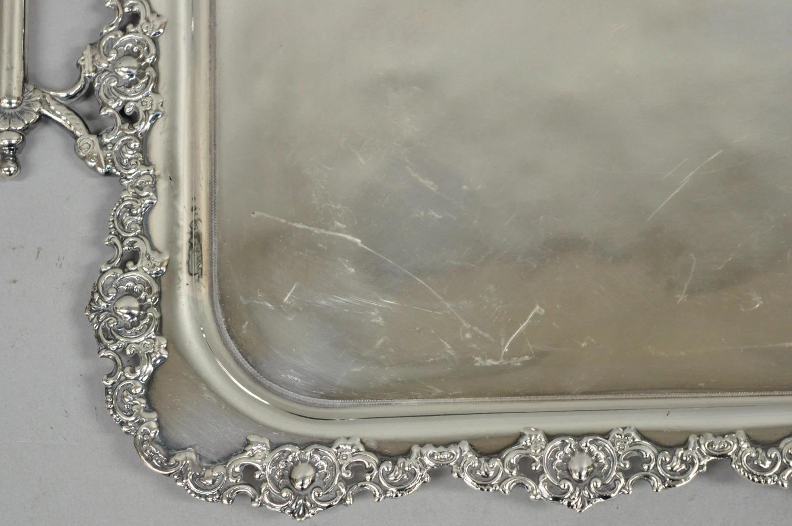 Placcato argento Antico vassoio da portata vittoriano in argento placcato con due maniglie di A. Wilcox in vendita