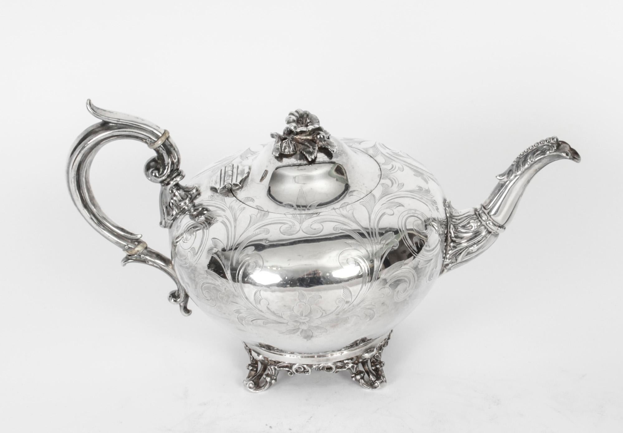 An exquisite antique English Victorian silver plate teapot, with the makers mark of the renowned silversmith Elkington & Co, Circa 1880 in date.

The teapot has a plain circular rounded form sitting on four cast foliate feet. The surface of the