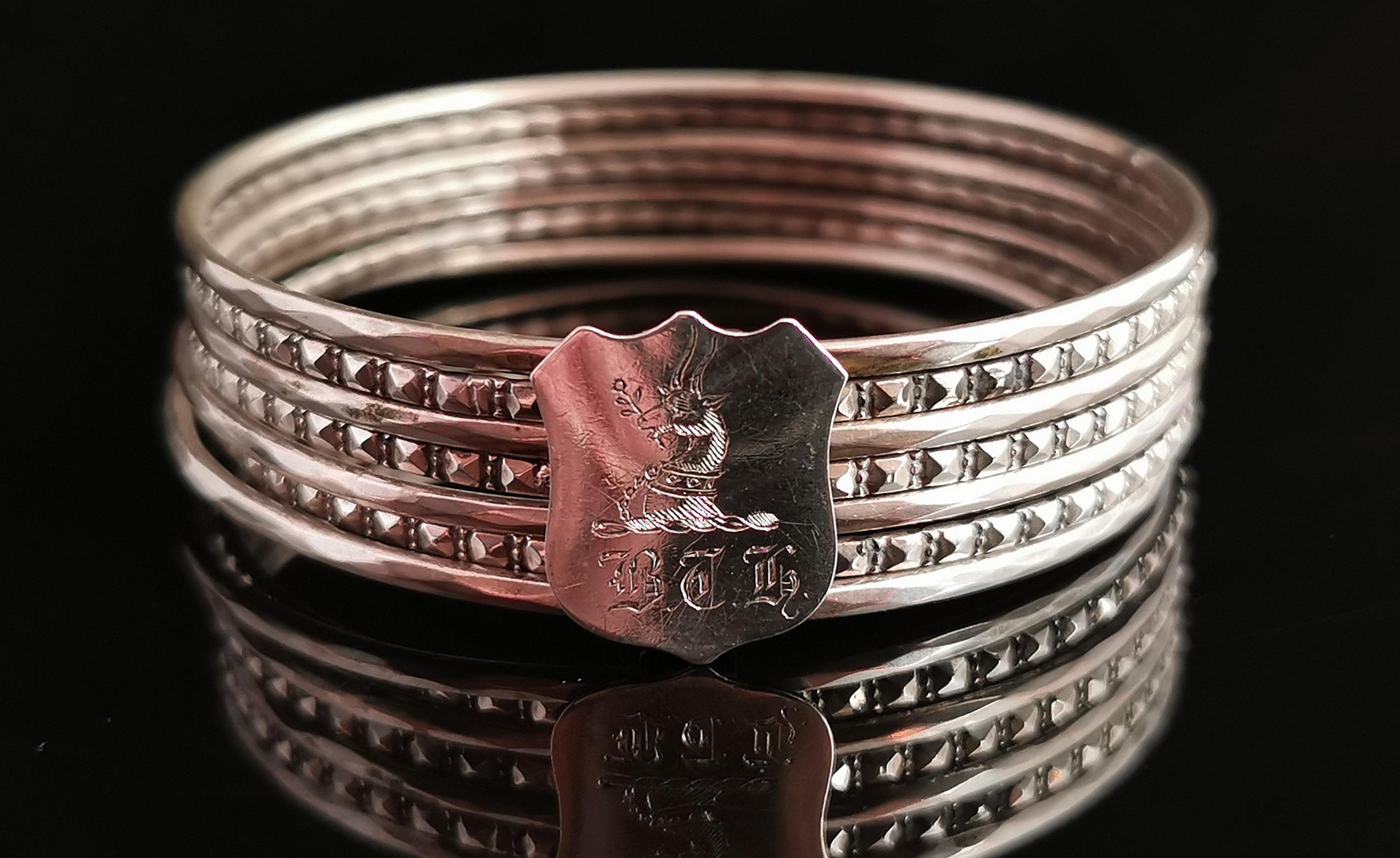 Donna Braccialetti impilabili in argento antico vittoriano, scudo a scorrimento, cervo araldico in vendita