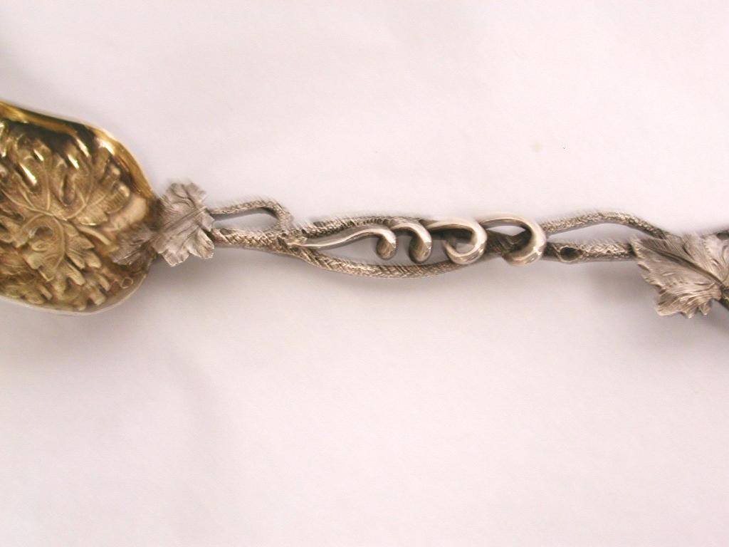 Antique Victorian Silver Tea Caddy Spoon with Leaf and Vine Decoration, 1852 In Good Condition In London, GB