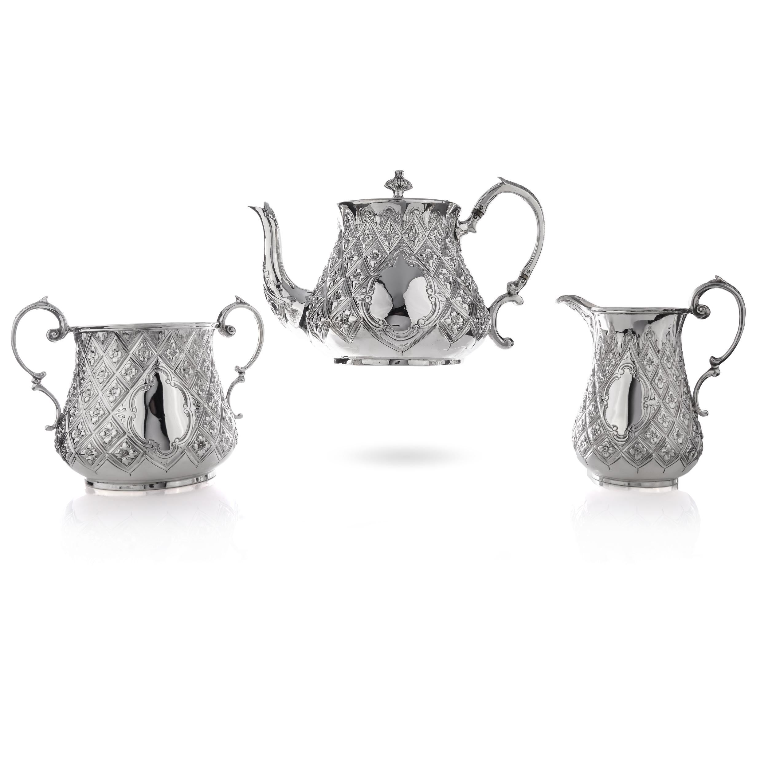 Antikes viktorianisches dreiteiliges Teeservice aus Silber (Britisch) im Angebot