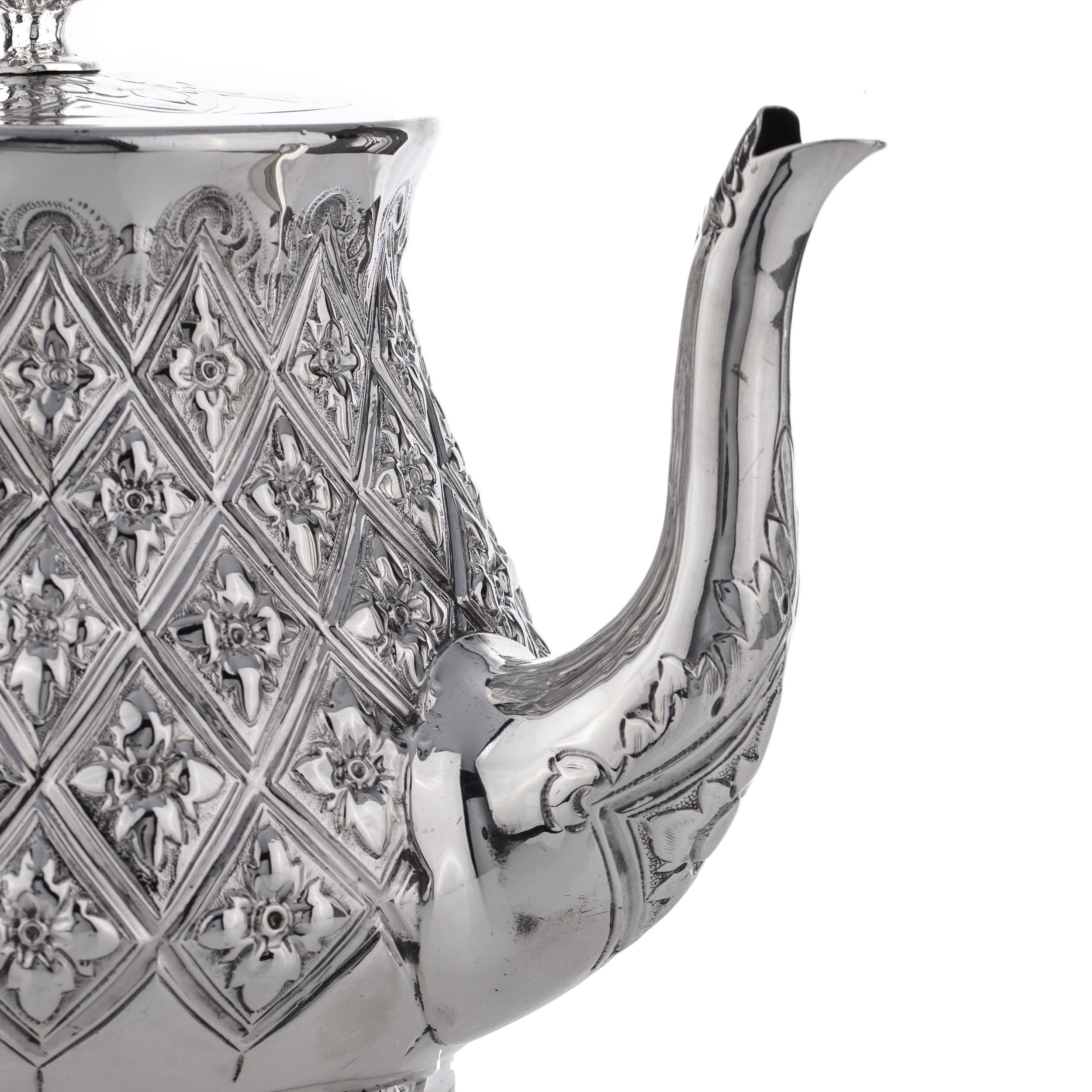 Antikes viktorianisches dreiteiliges Teeservice aus Silber im Angebot 2
