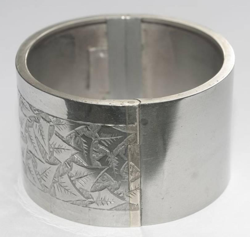 Antique Victorien Silver Tone Engraved Ivy Leaf Bangle (Bracelet en forme de feuille de lierre) Bon état - En vente à London, GB