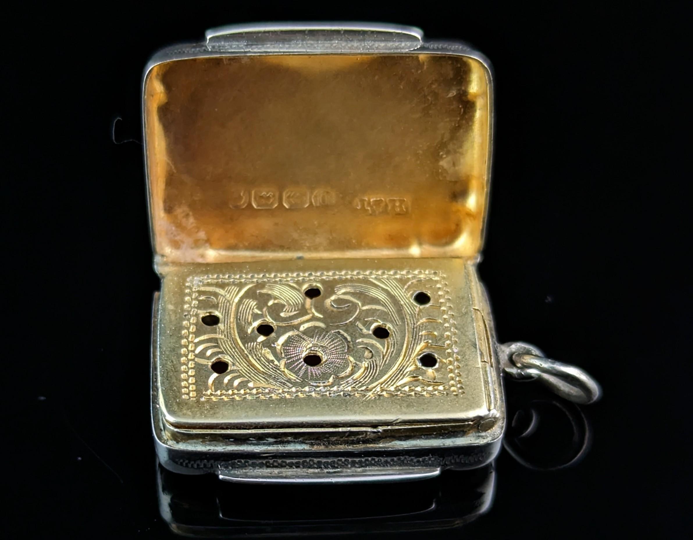 Antique Victorian silver vinaigrette pendant In Good Condition In NEWARK, GB