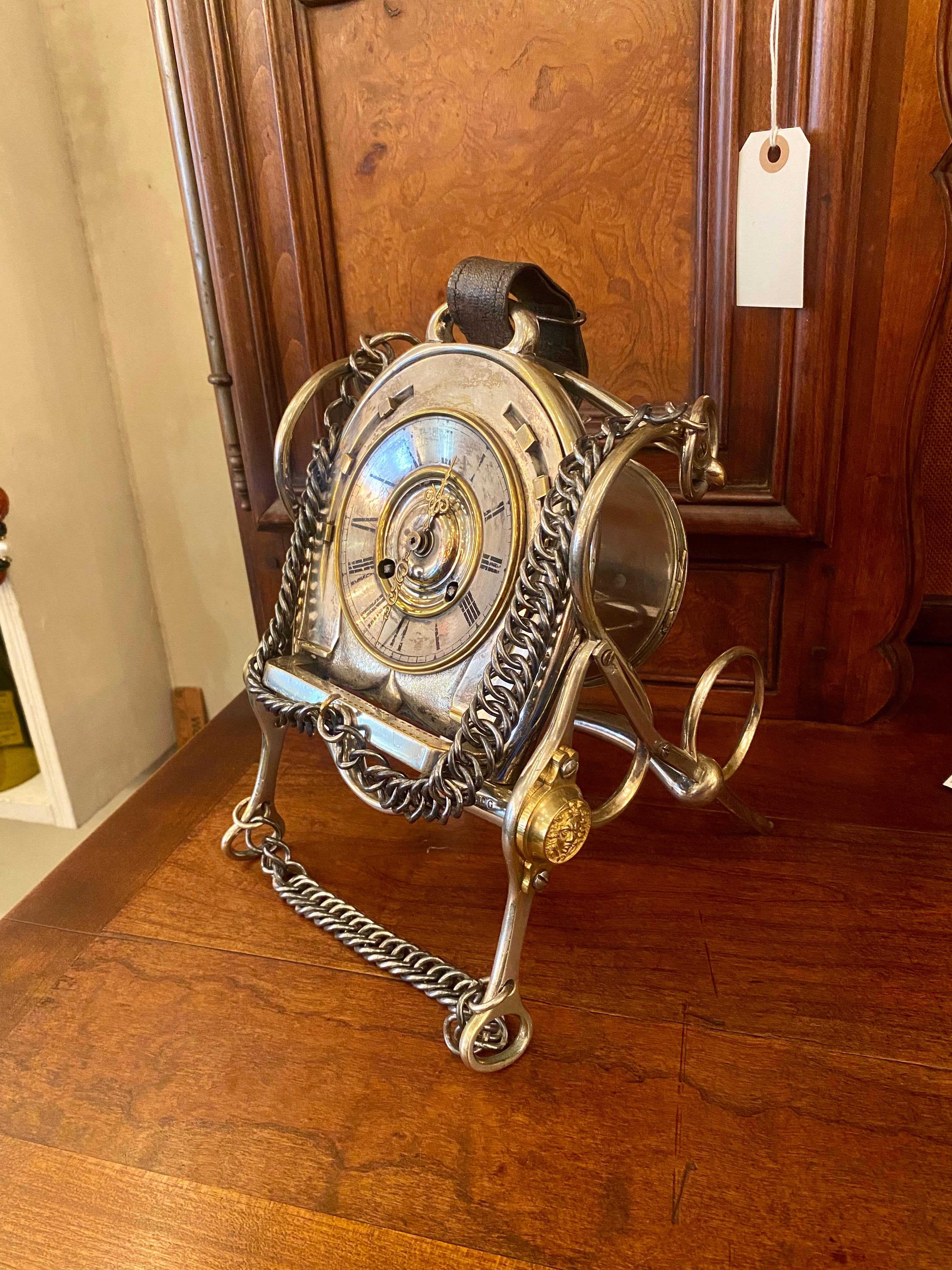 Ancienne horloge victorienne en bronze argenté en forme de fer à cheval et de mors, vers 1860 en vente 2