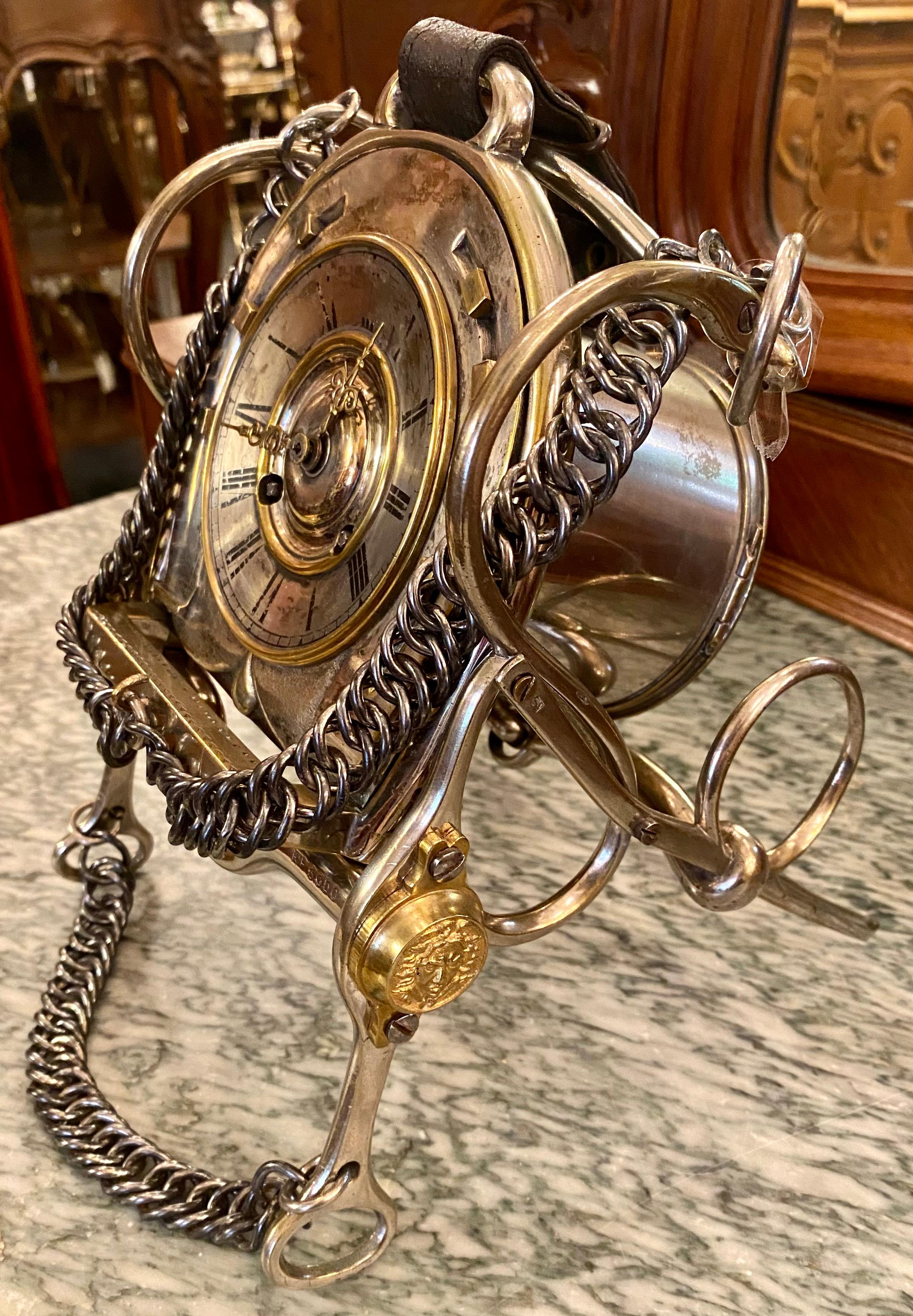 Anglais Ancienne horloge victorienne en bronze argenté en forme de fer à cheval et de mors, vers 1860 en vente