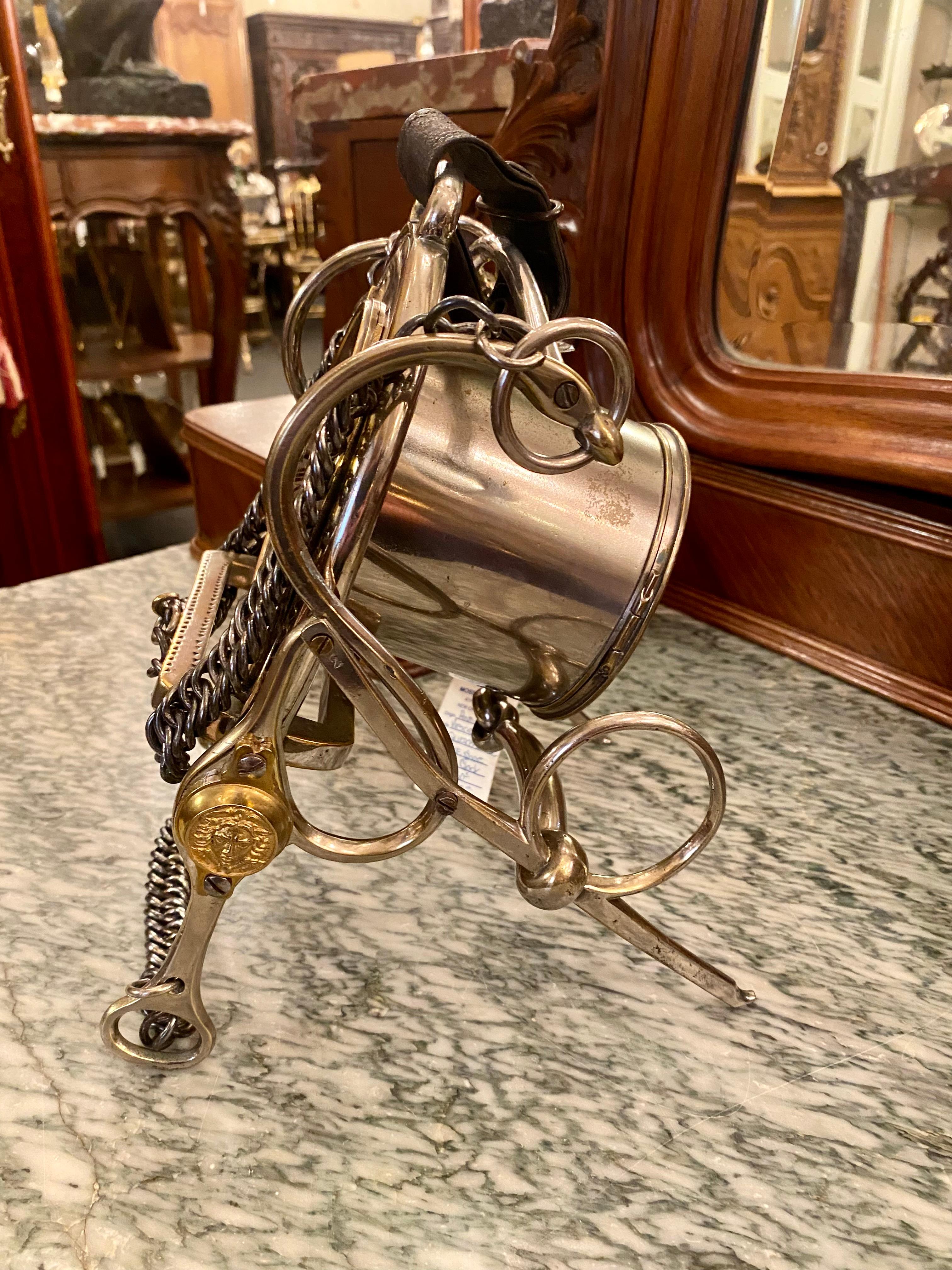 Ancienne horloge victorienne en bronze argenté en forme de fer à cheval et de mors, vers 1860 Bon état - En vente à New Orleans, LA