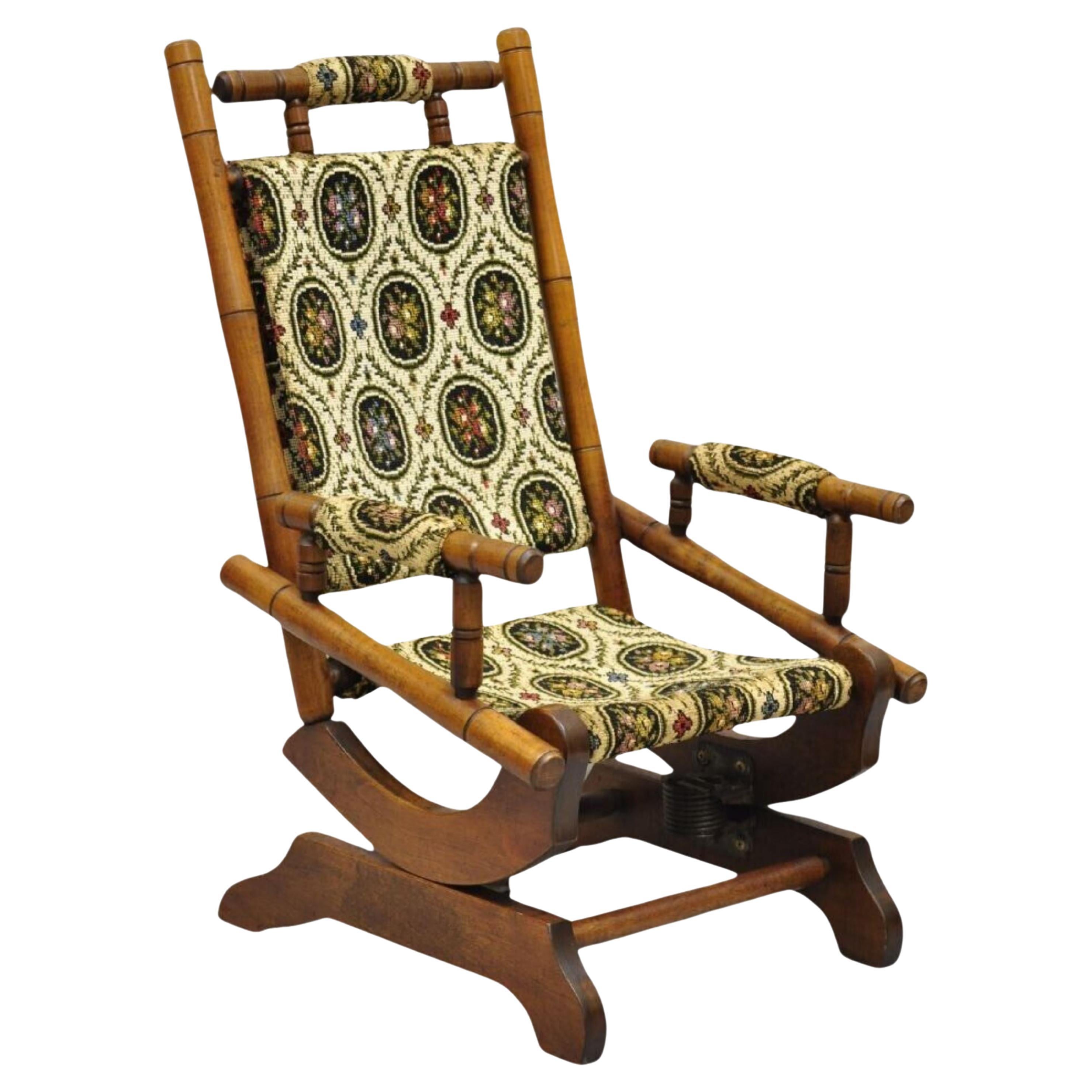 Ancienne chaise à bascule à plateforme victorienne pour petit enfant en bois d'érable