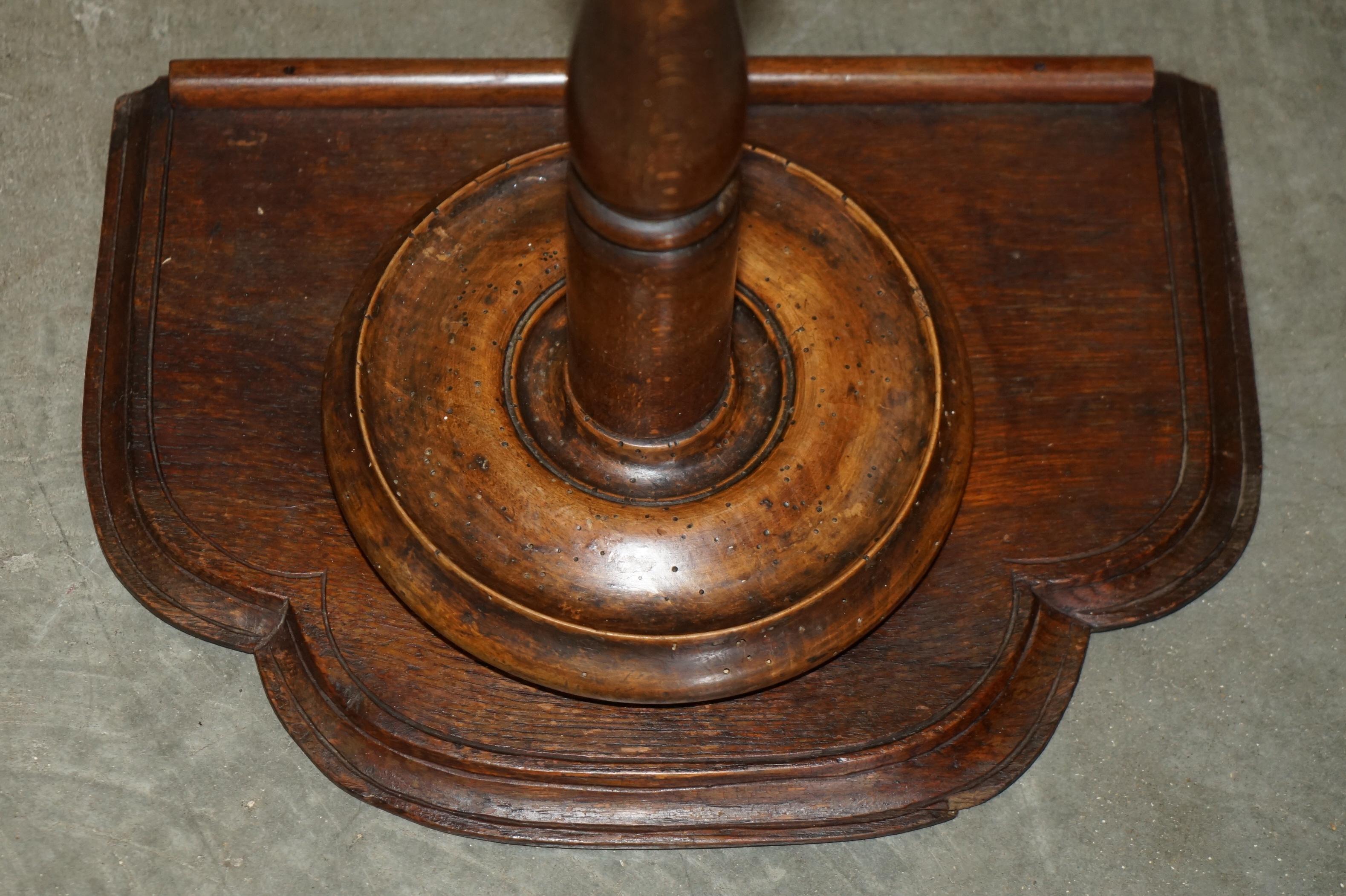 Table d'Appoint ViCtorian SMOKERS ANTIQUE DÉpictant DES CASTLES PIPES TOBACCO CIGARS en vente 3