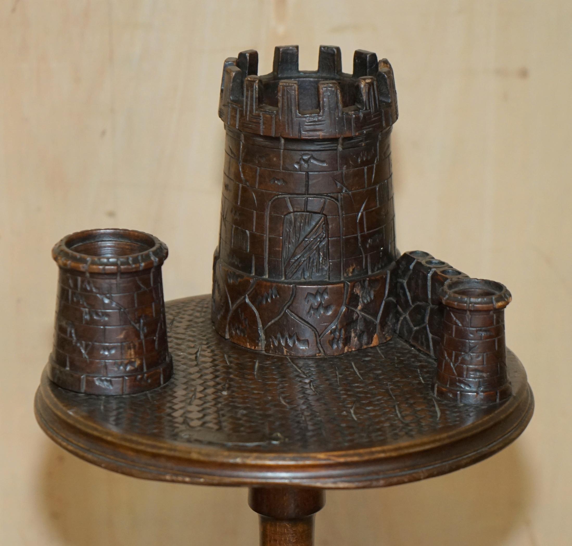Victorien tardif Table d'Appoint ViCtorian SMOKERS ANTIQUE DÉpictant DES CASTLES PIPES TOBACCO CIGARS en vente