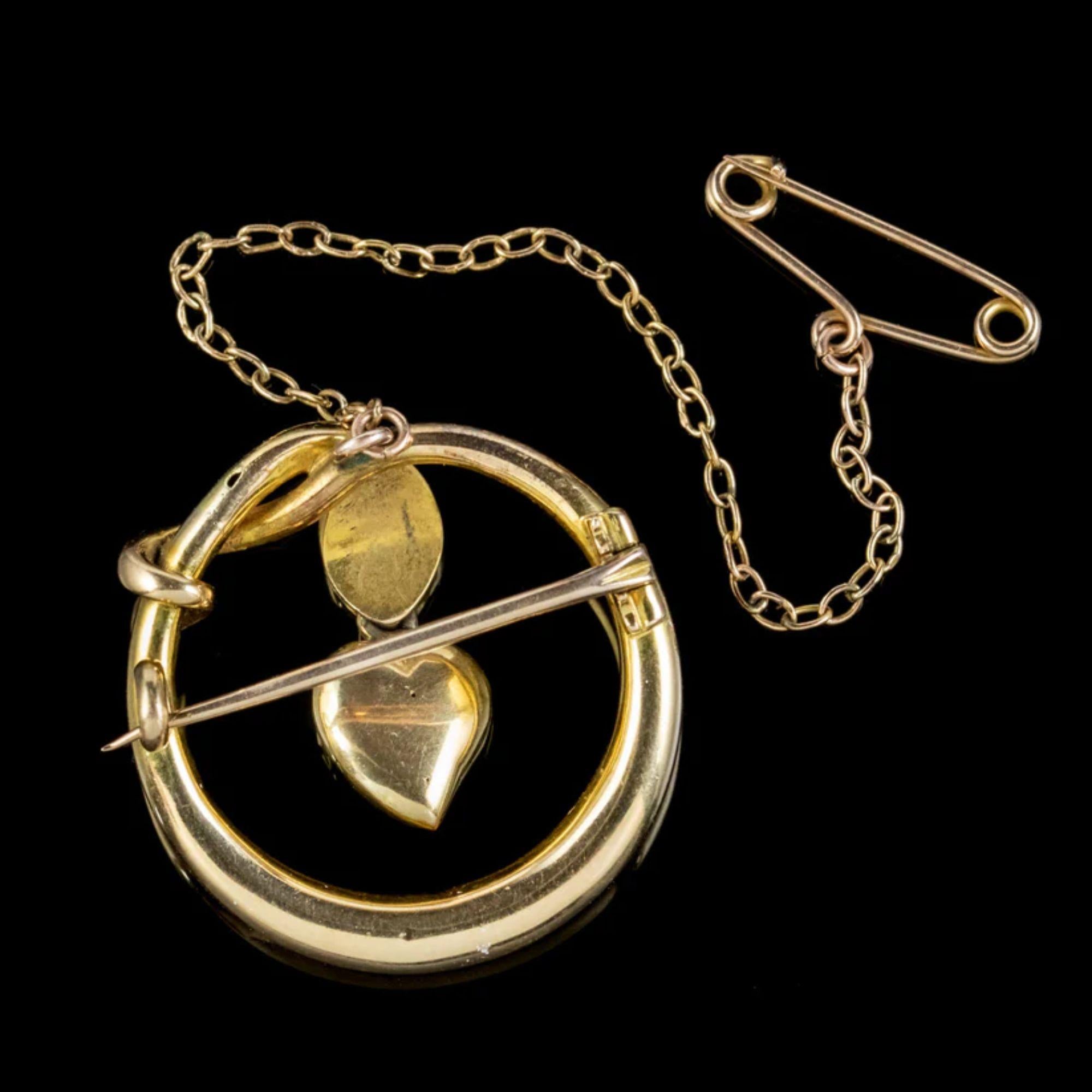 Victorien Broche serpent victorienne ancienne en or 15 carats avec yeux de diamants et cœur en perles, c. 1880 en vente
